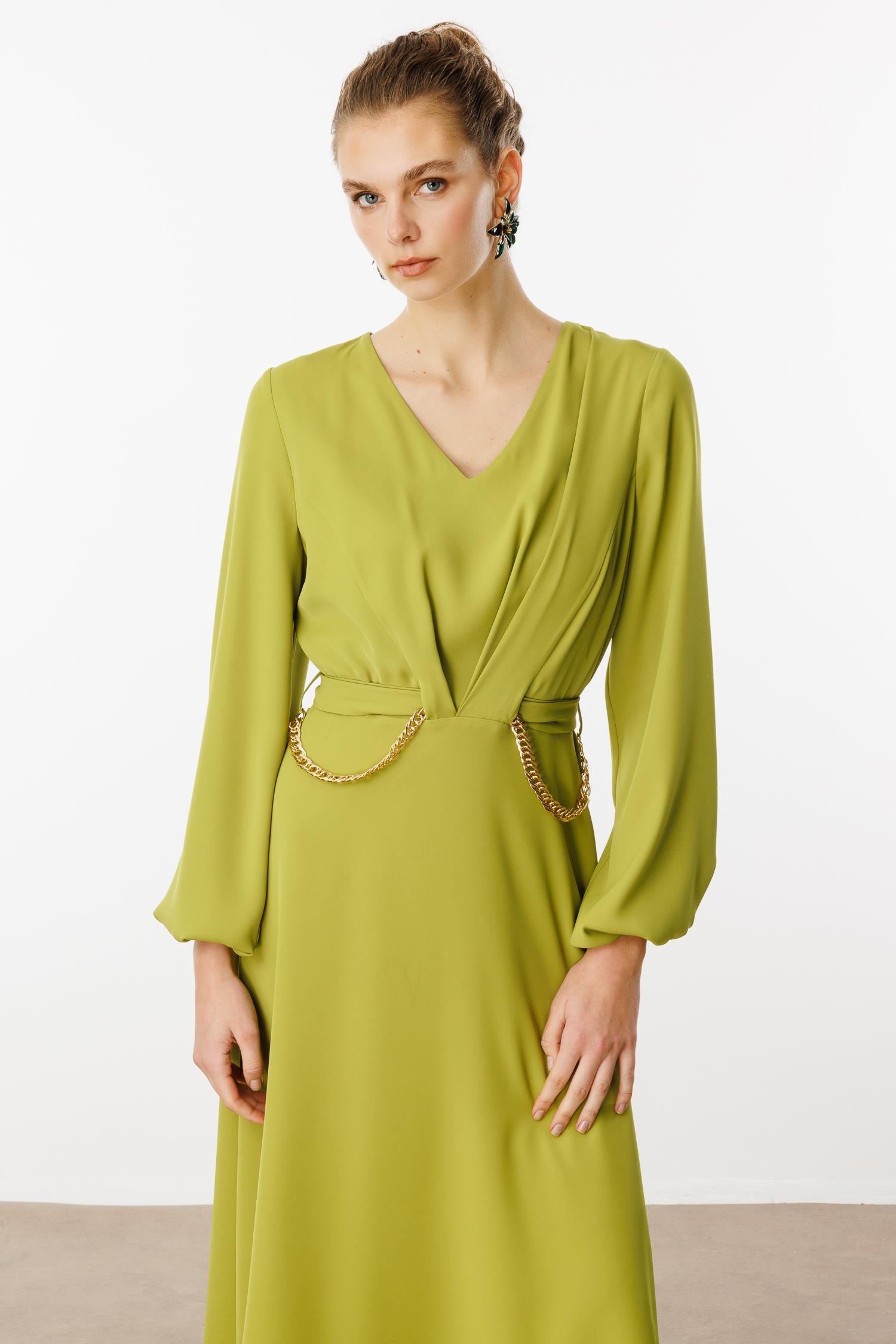 Modailgi  V Yaka Pileli Beli Tünel Detaylı Kuşak ve Zincir Aksesuarlı Elbise Asit