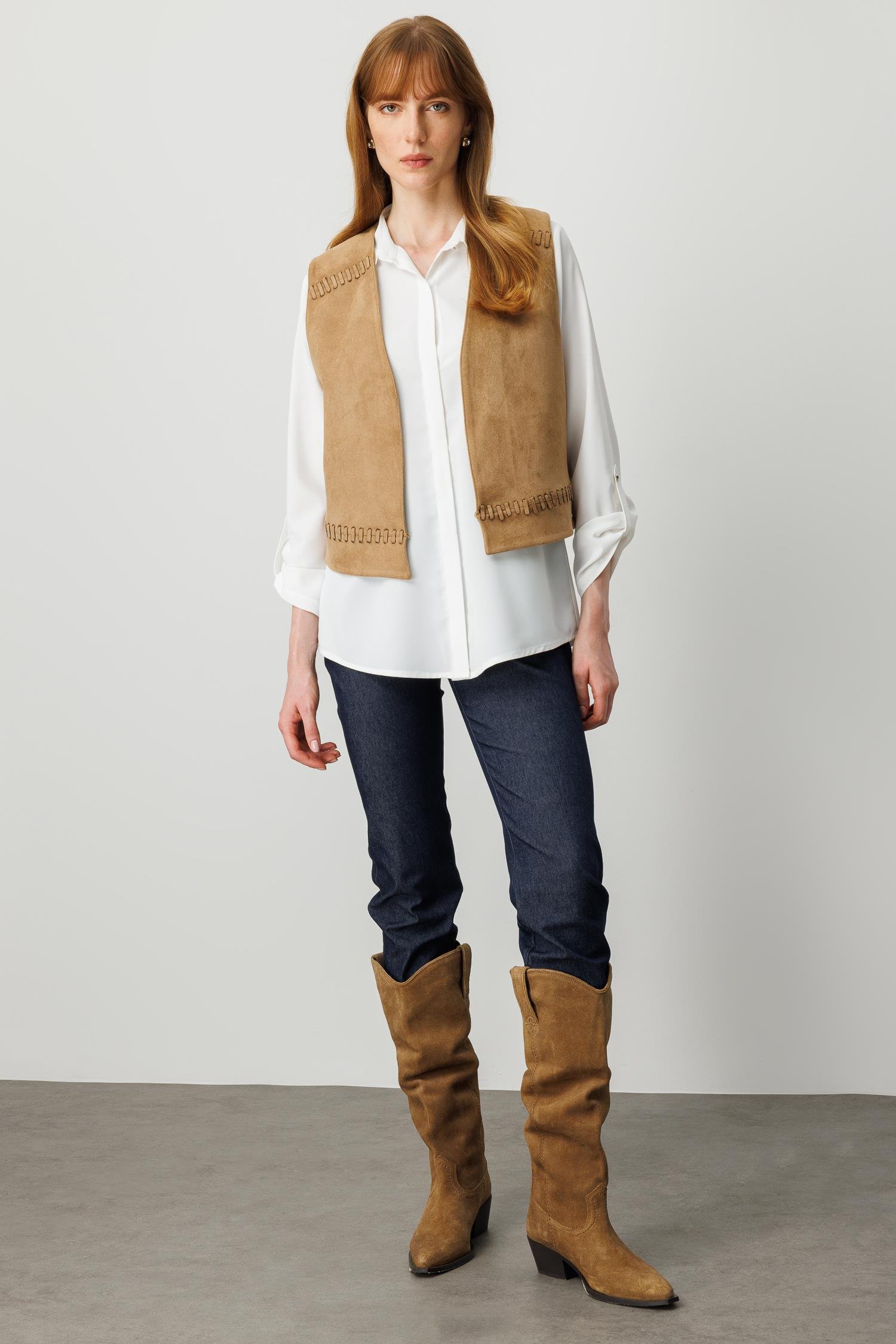 Modailgi  V Yakalı Ön Roba ve Etek Ucu Lazer Kesim Şerit Detaylı Kısa Süet Yelek Vizon