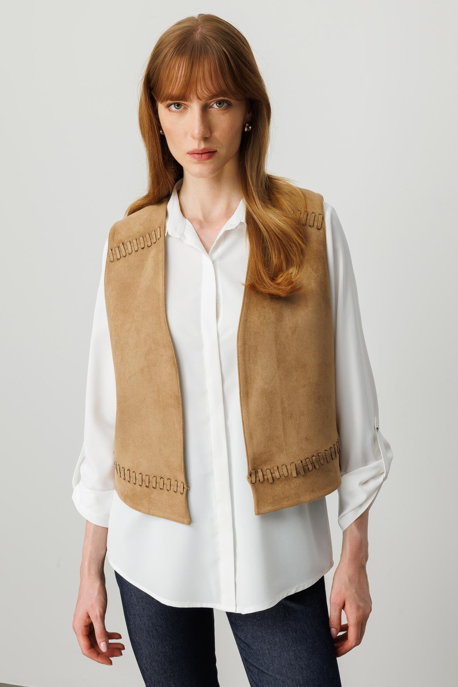 Modailgi  V Yakalı Ön Roba ve Etek Ucu Lazer Kesim Şerit Detaylı Kısa Süet Yelek Vizon