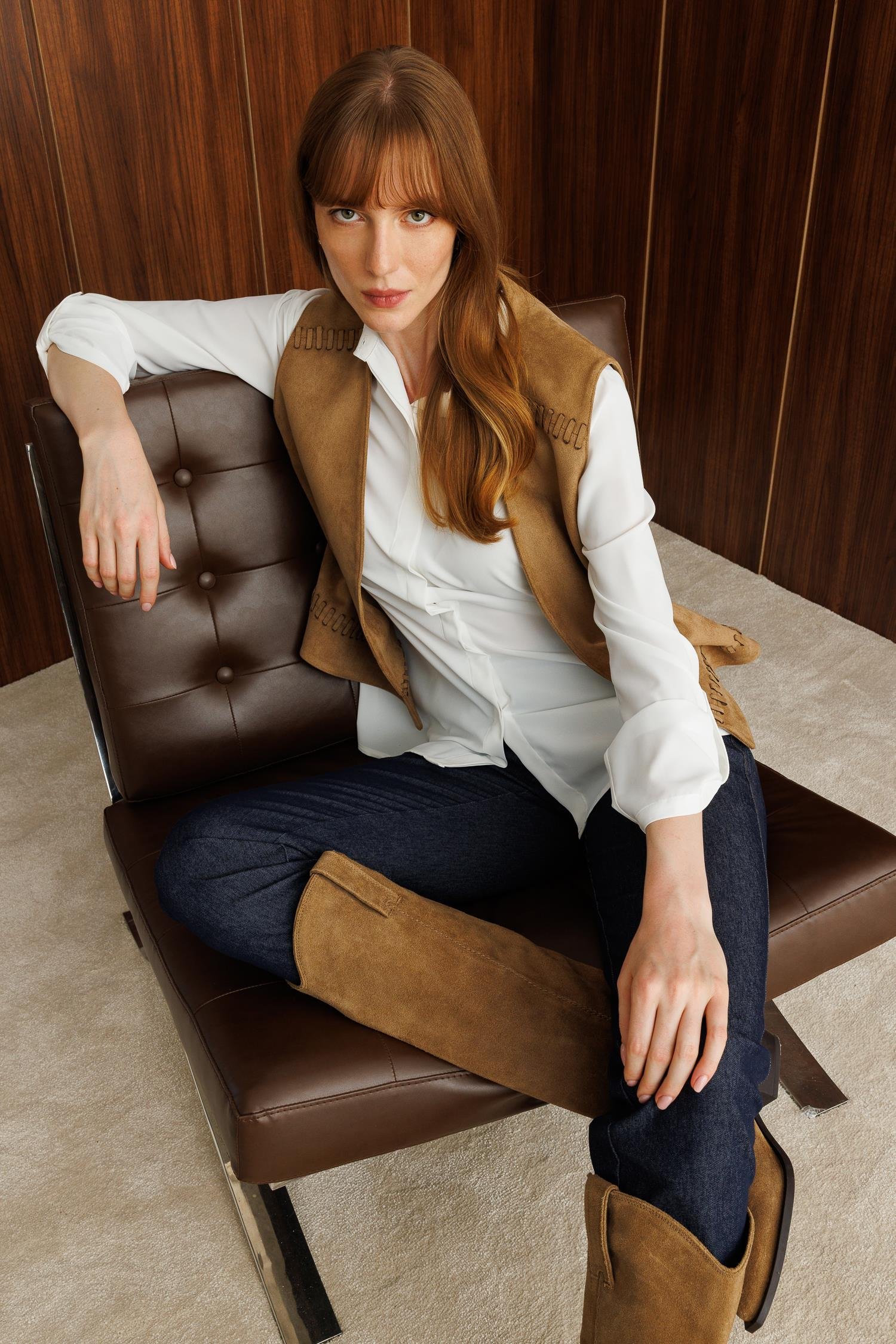 Modailgi  V Yakalı Ön Roba ve Etek Ucu Lazer Kesim Şerit Detaylı Kısa Süet Yelek Vizon