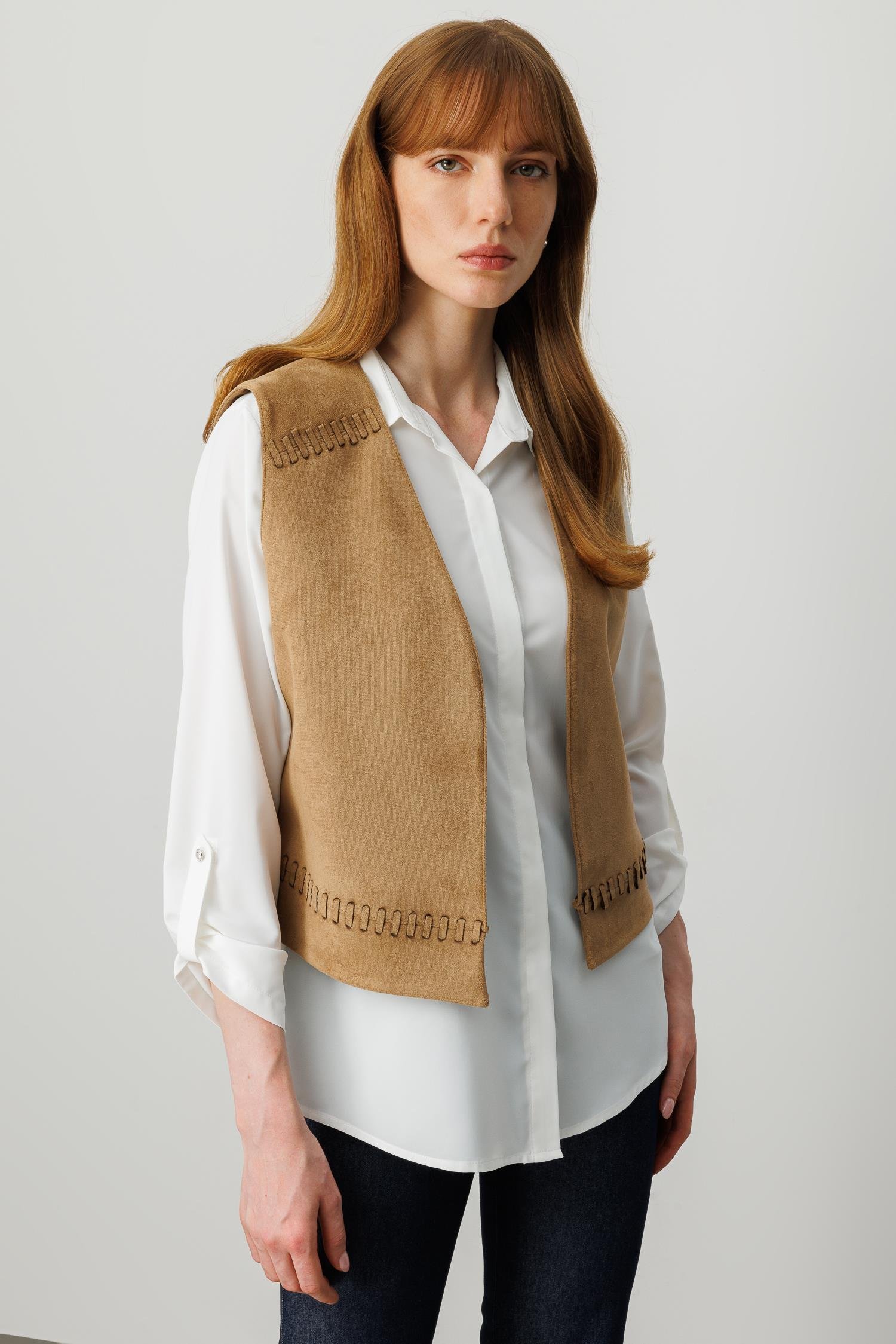 Modailgi  V Yakalı Ön Roba ve Etek Ucu Lazer Kesim Şerit Detaylı Kısa Süet Yelek Vizon