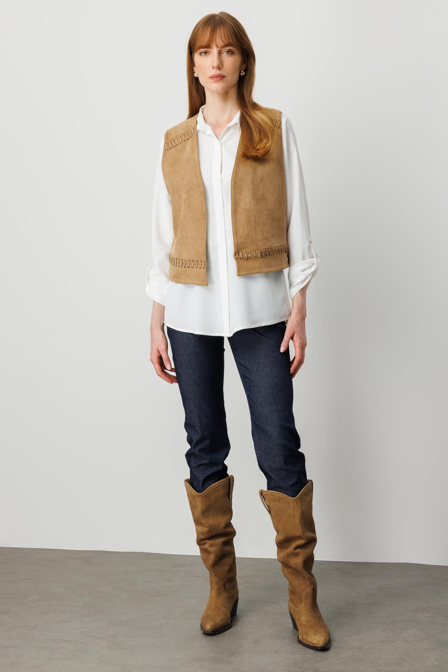 Modailgi  V Yakalı Ön Roba ve Etek Ucu Lazer Kesim Şerit Detaylı Kısa Süet Yelek Vizon