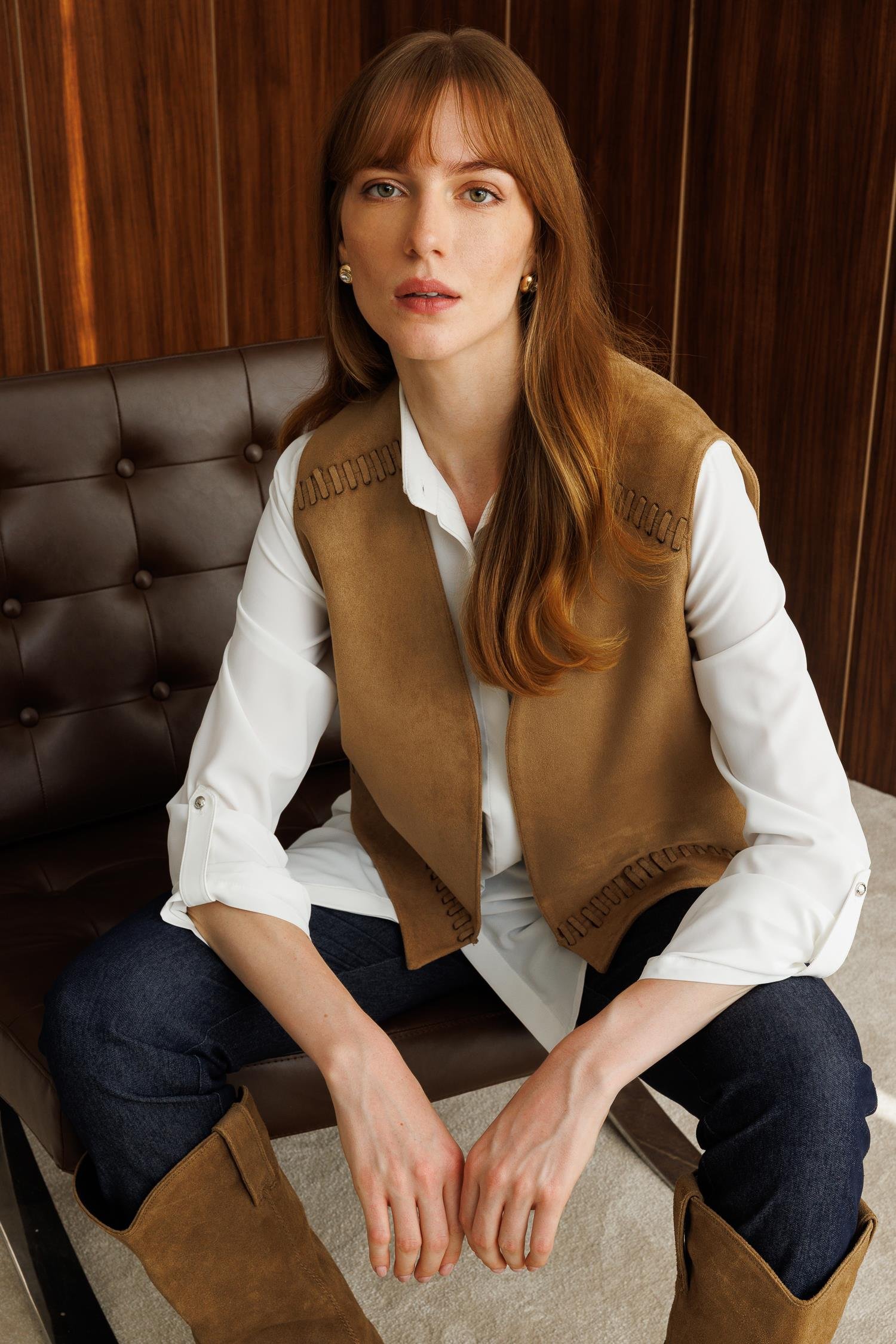 Modailgi  V Yakalı Ön Roba ve Etek Ucu Lazer Kesim Şerit Detaylı Kısa Süet Yelek Vizon