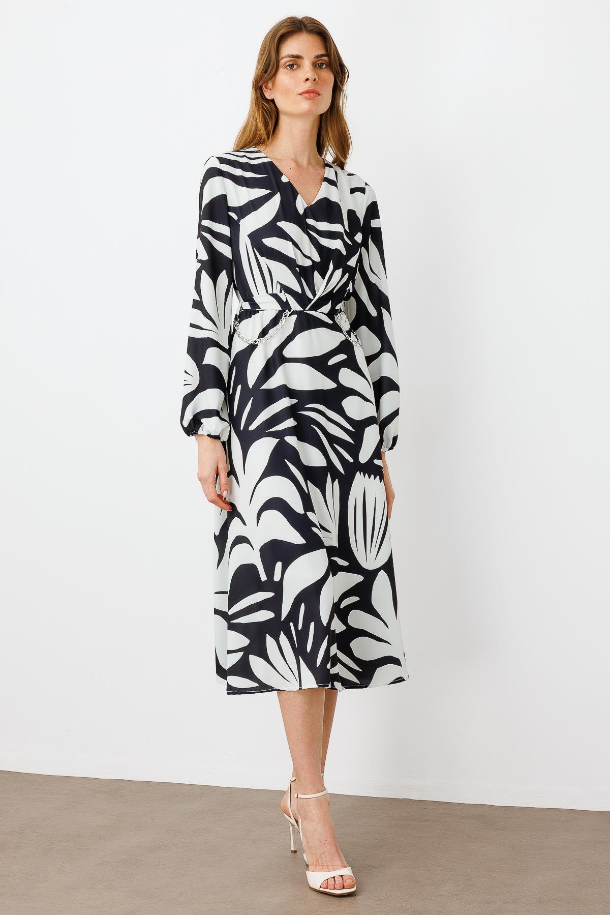 Modailgi  V Yakalı Uzun Kol Önden Pile ve Zincir Kuşak Detaylı Midi Boy Elbise Siyah