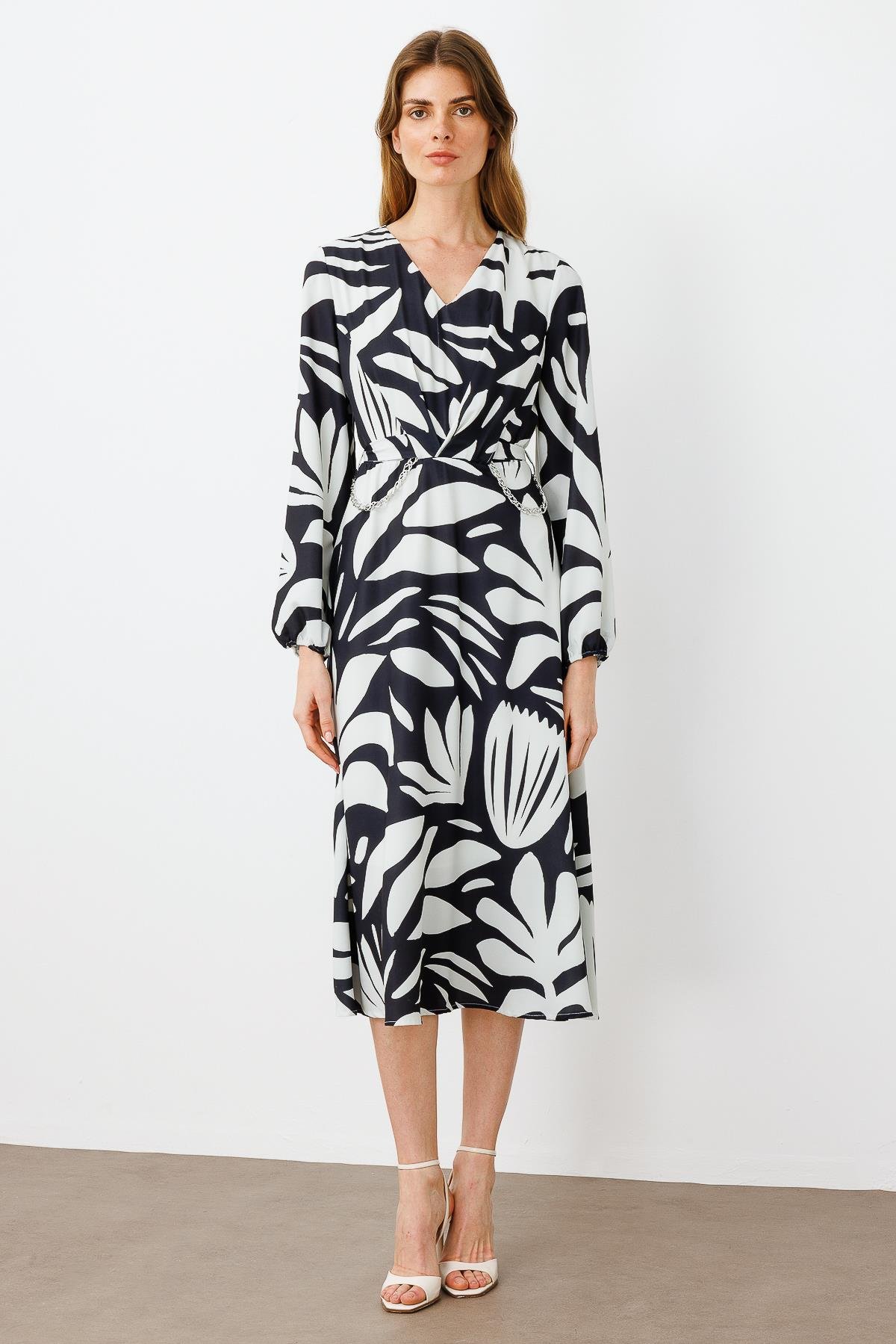 Modailgi  V Yakalı Uzun Kol Önden Pile ve Zincir Kuşak Detaylı Midi Boy Elbise Siyah