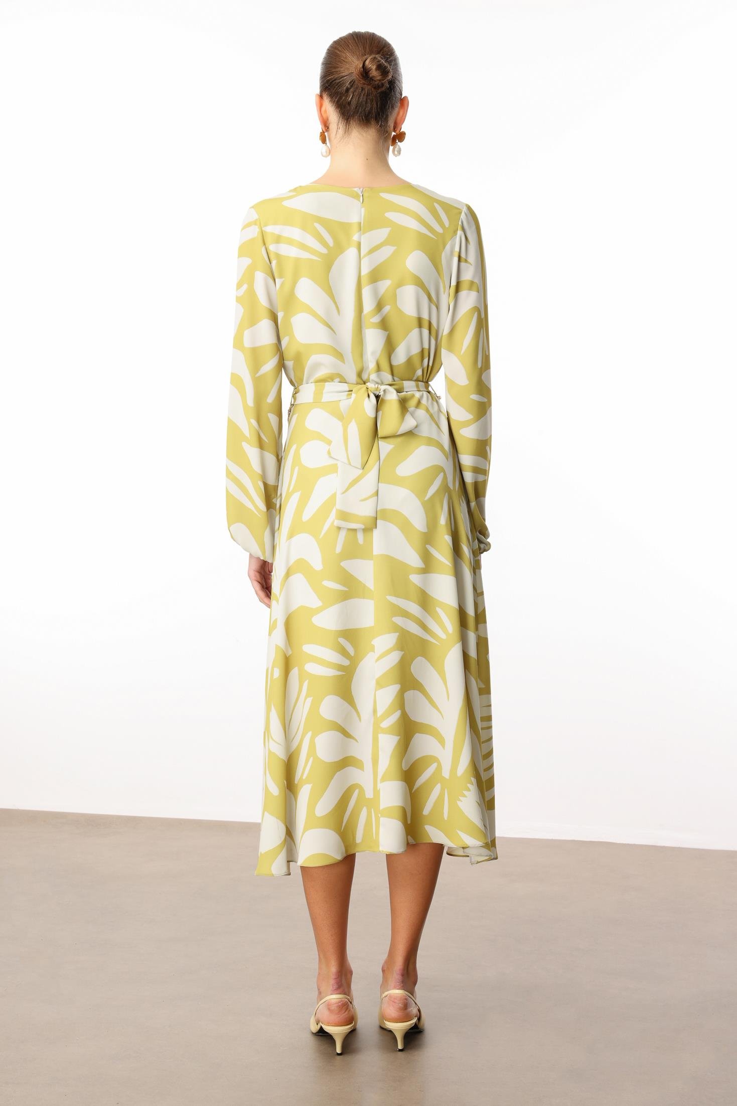 Modailgi  V Yakalı Uzun Kol Önden Pile ve Zincir Kuşak Detaylı Midi Boy Elbise Asit