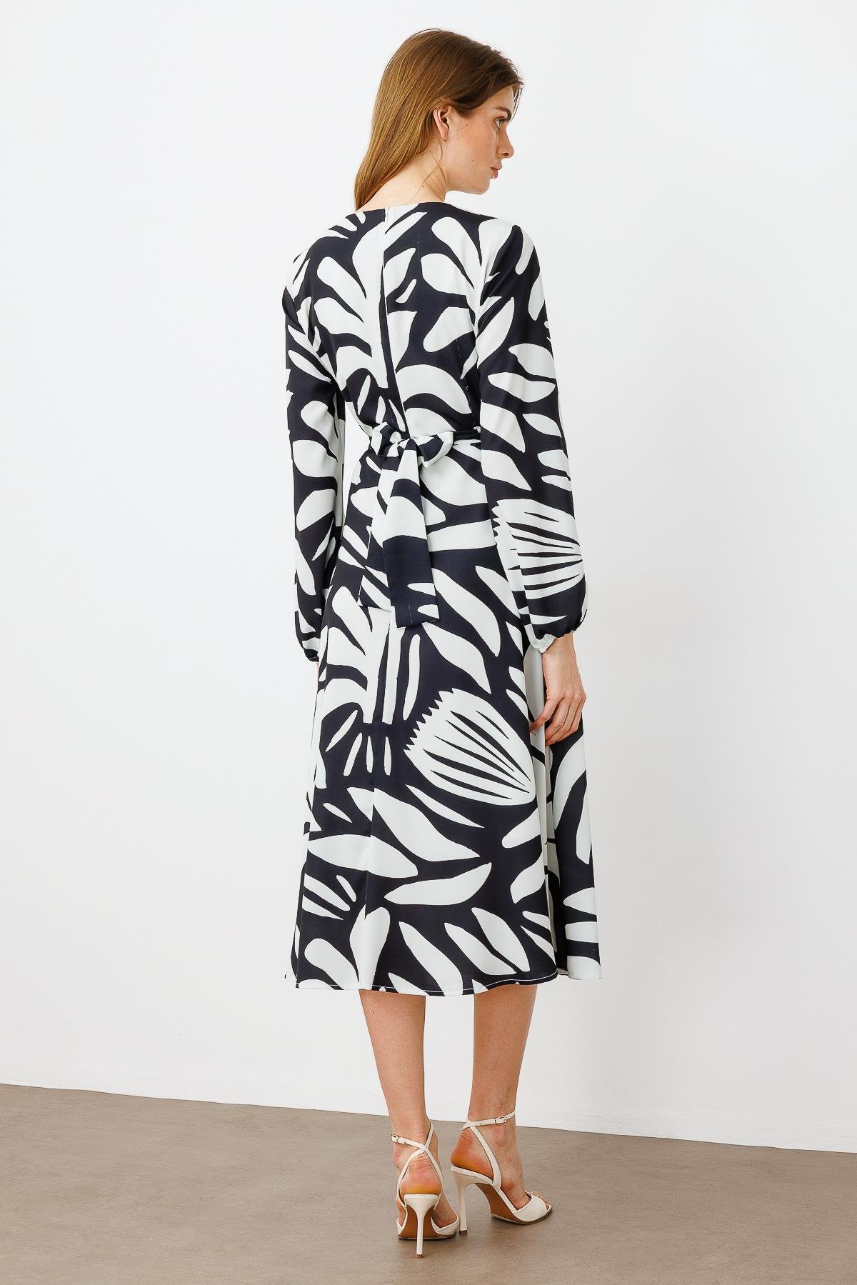 Modailgi  V Yakalı Uzun Kol Önden Pile ve Zincir Kuşak Detaylı Midi Boy Elbise Siyah