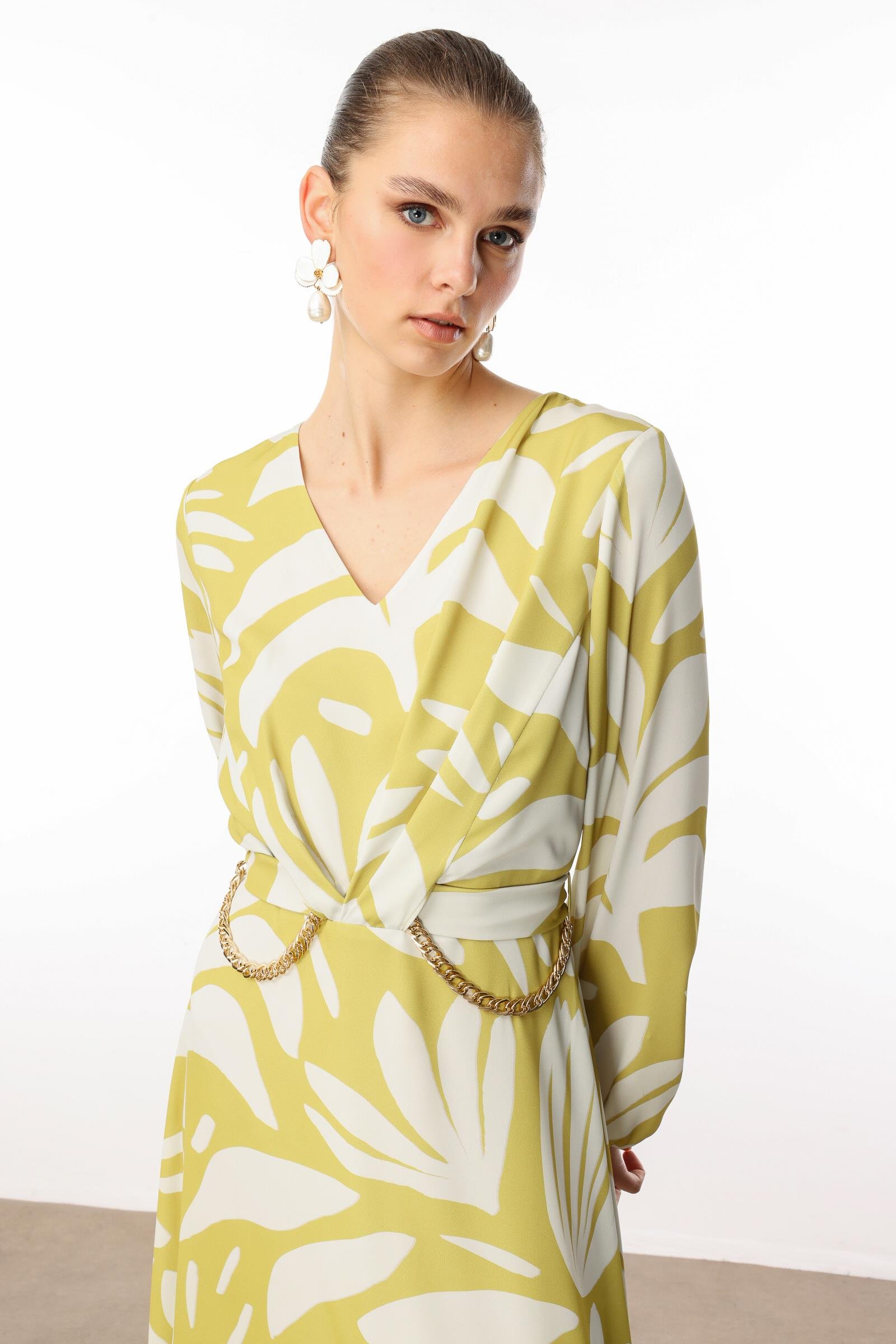 Modailgi  V Yakalı Uzun Kol Önden Pile ve Zincir Kuşak Detaylı Midi Boy Elbise Asit