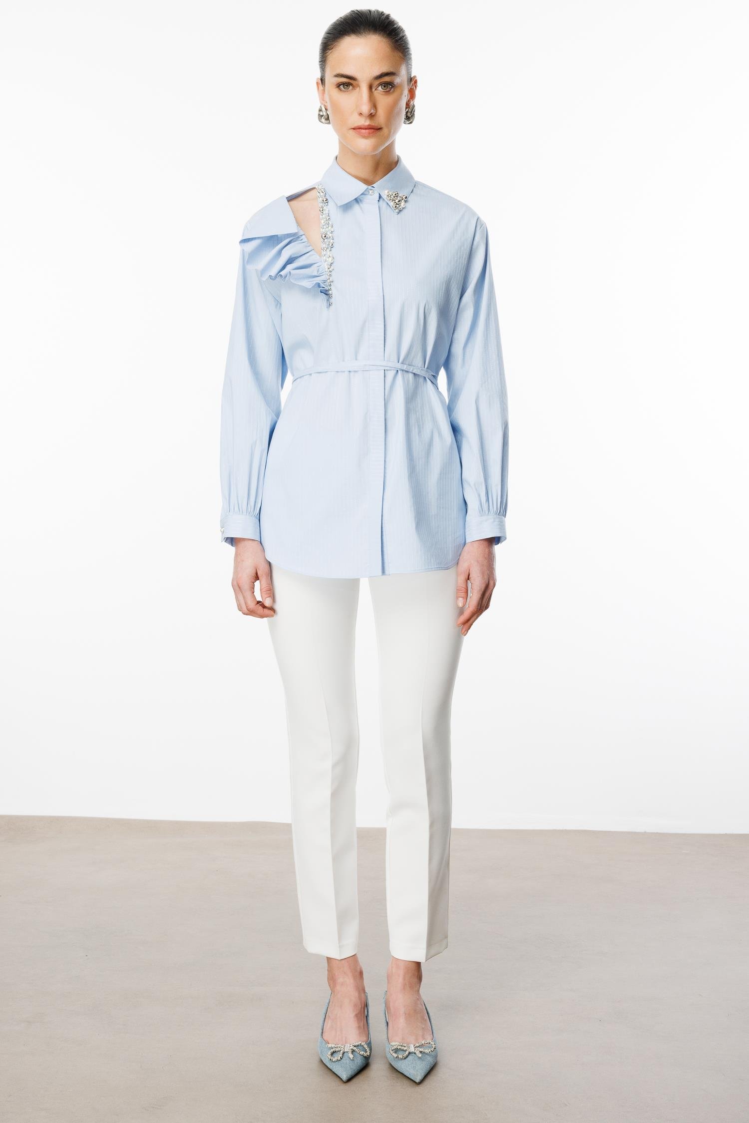 Modailgi  Volan ve Pencere Detaylı İncili Beli Kuşaklı Taşlı Simli Gömlek Mavi