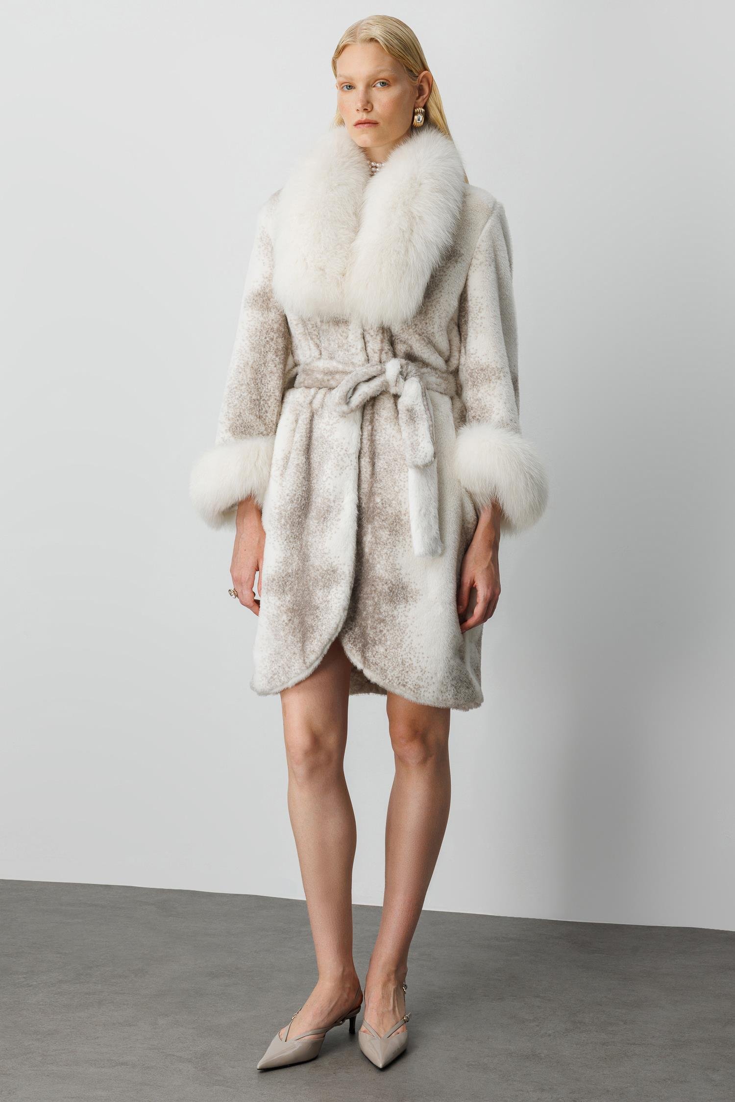 Modailgi  Yaka ve Kol Manşeti Kürklü Desenli Alcantara Kaban Ekru