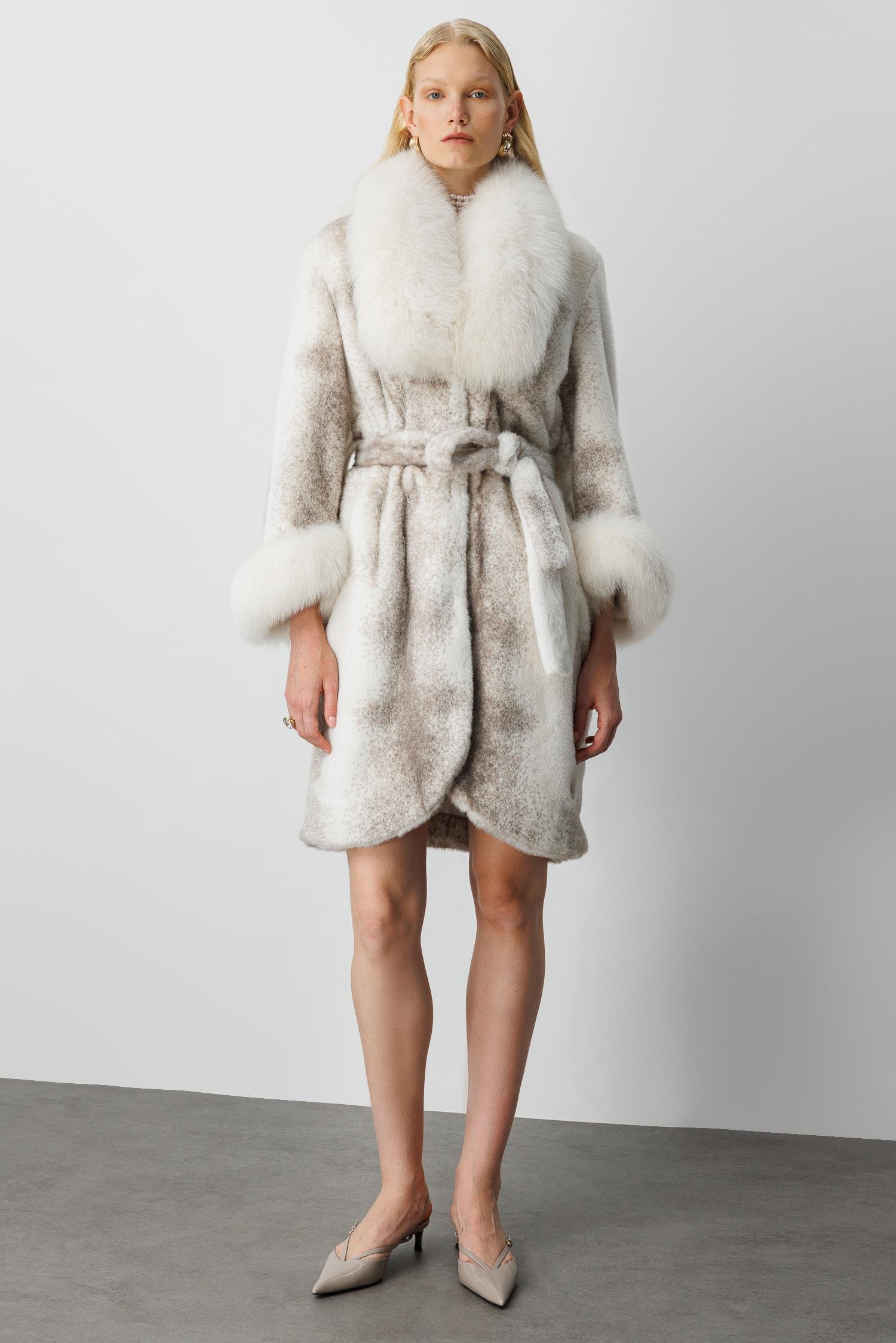 Modailgi  Yaka ve Kol Manşeti Kürklü Desenli Alcantara Kaban Ekru