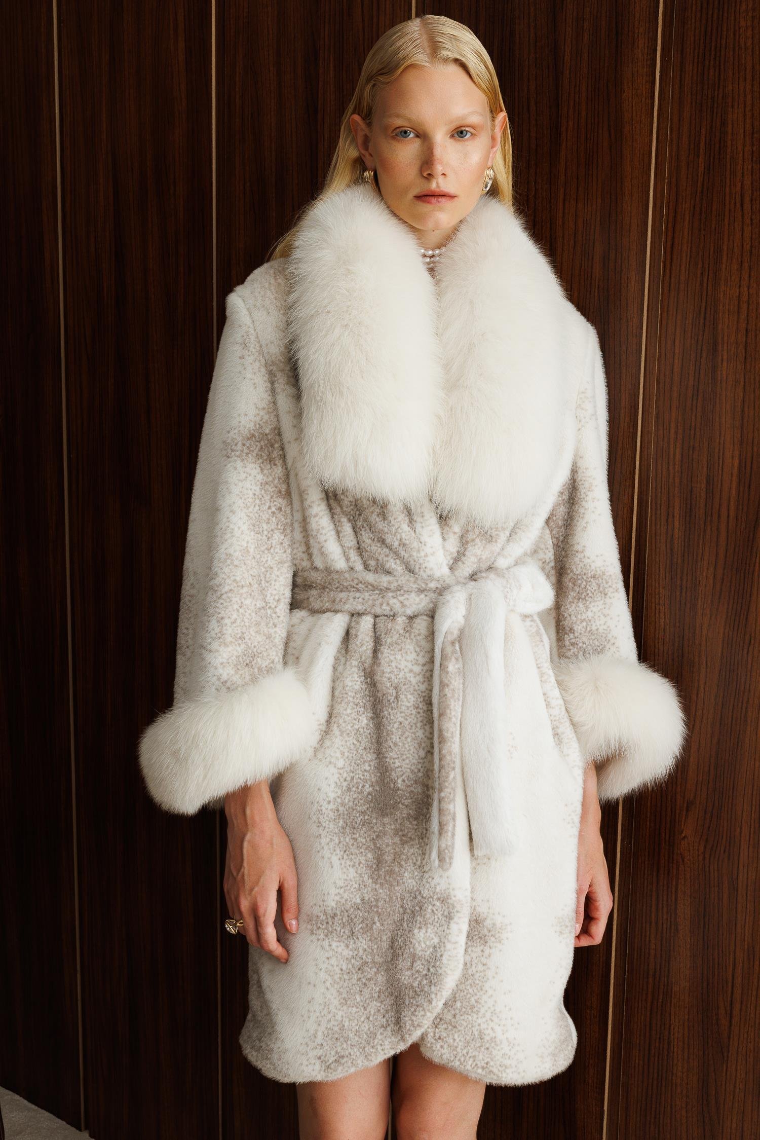 Modailgi  Yaka ve Kol Manşeti Kürklü Desenli Alcantara Kaban Ekru