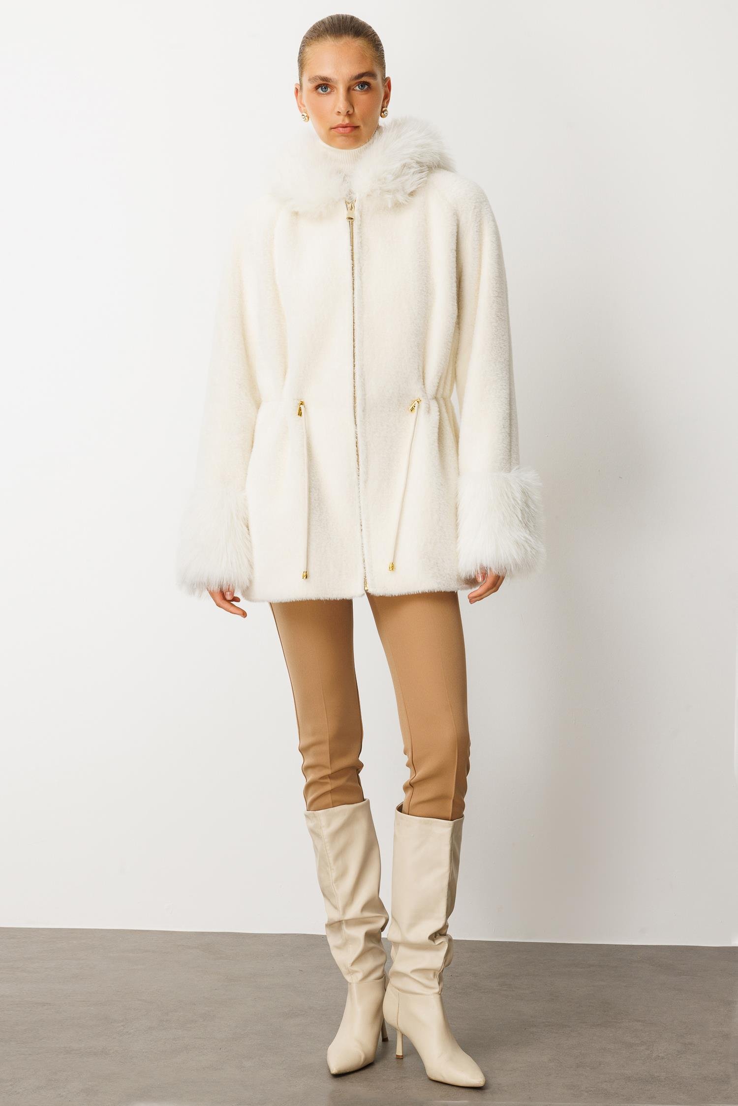 Modailgi  Yaka ve Kol Manşeti Kürklü Fermuarlı Alcantara Kaban Ekru