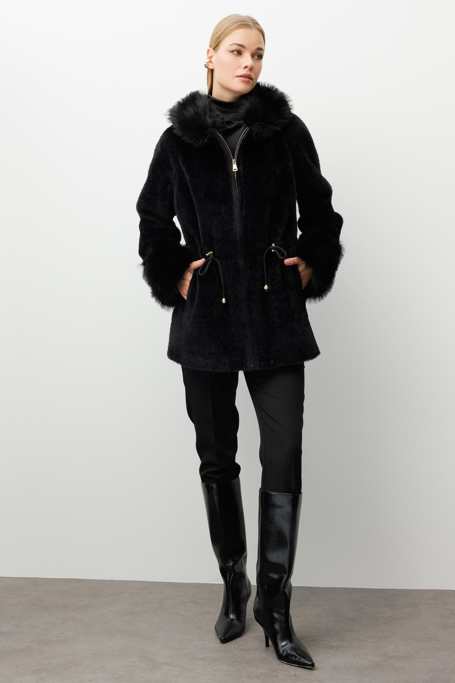 Modailgi  Yaka ve Kol Manşeti Kürklü Fermuarlı Alcantara Kaban Siyah