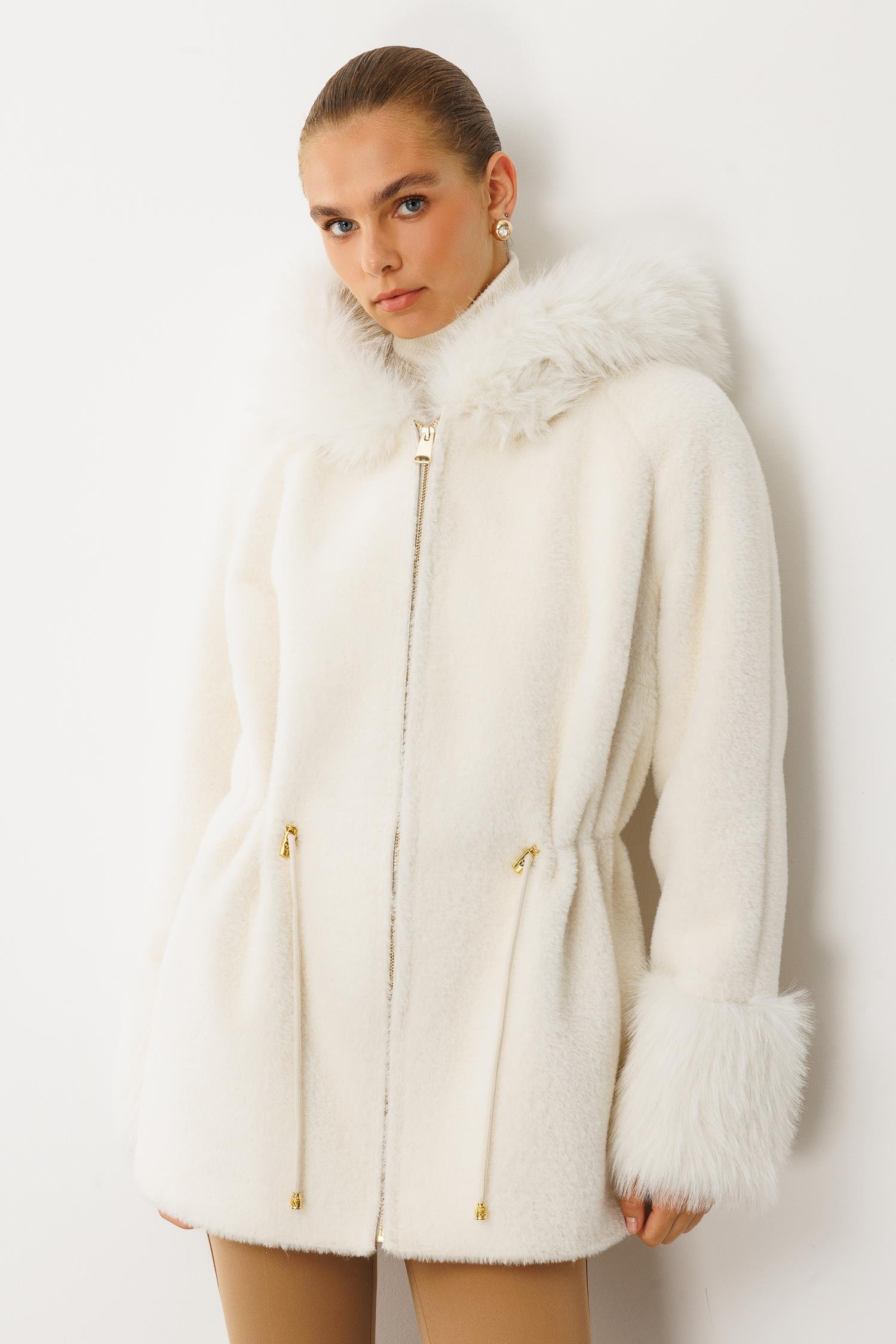 Modailgi  Yaka ve Kol Manşeti Kürklü Fermuarlı Alcantara Kaban Ekru