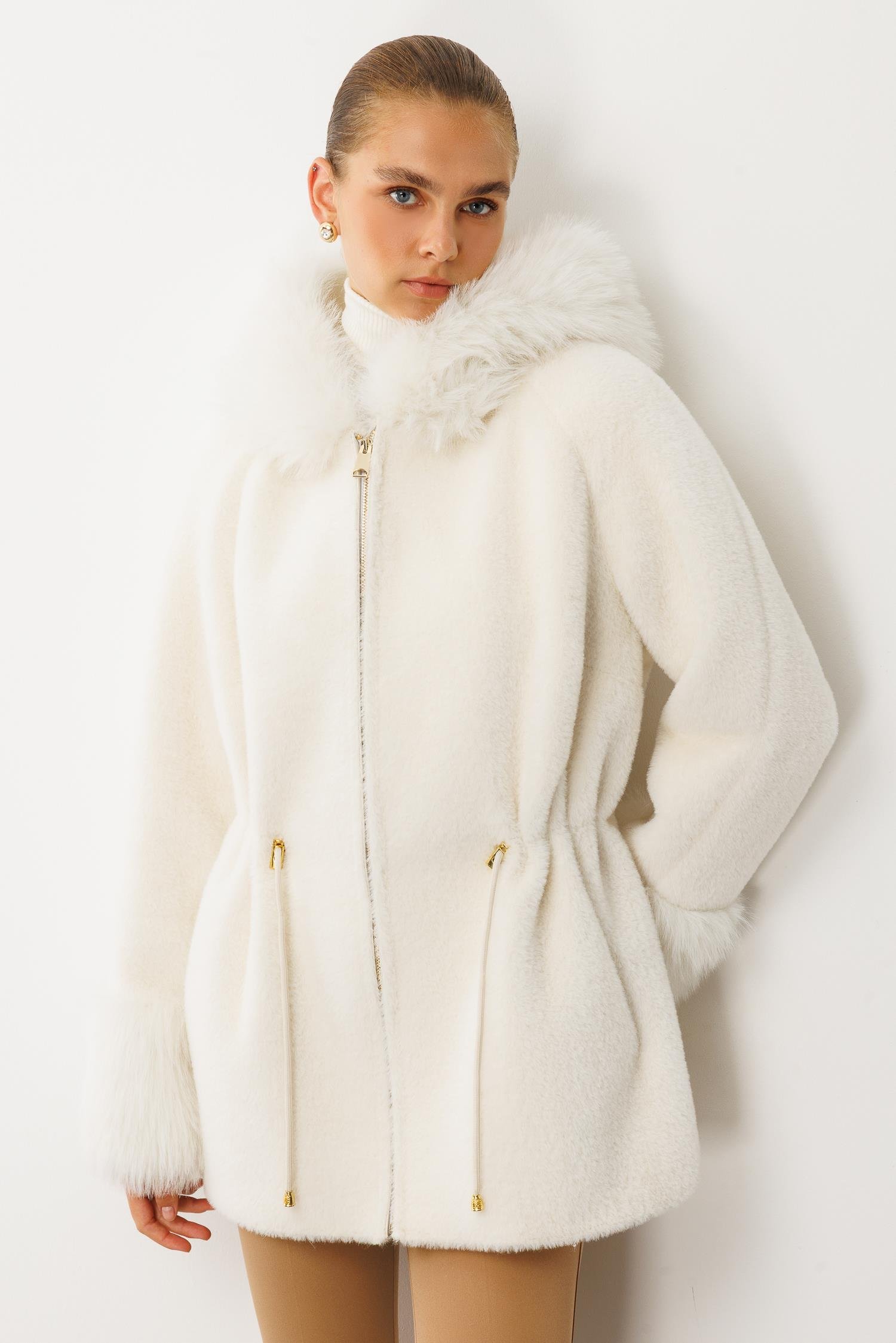 Modailgi  Yaka ve Kol Manşeti Kürklü Fermuarlı Alcantara Kaban Ekru