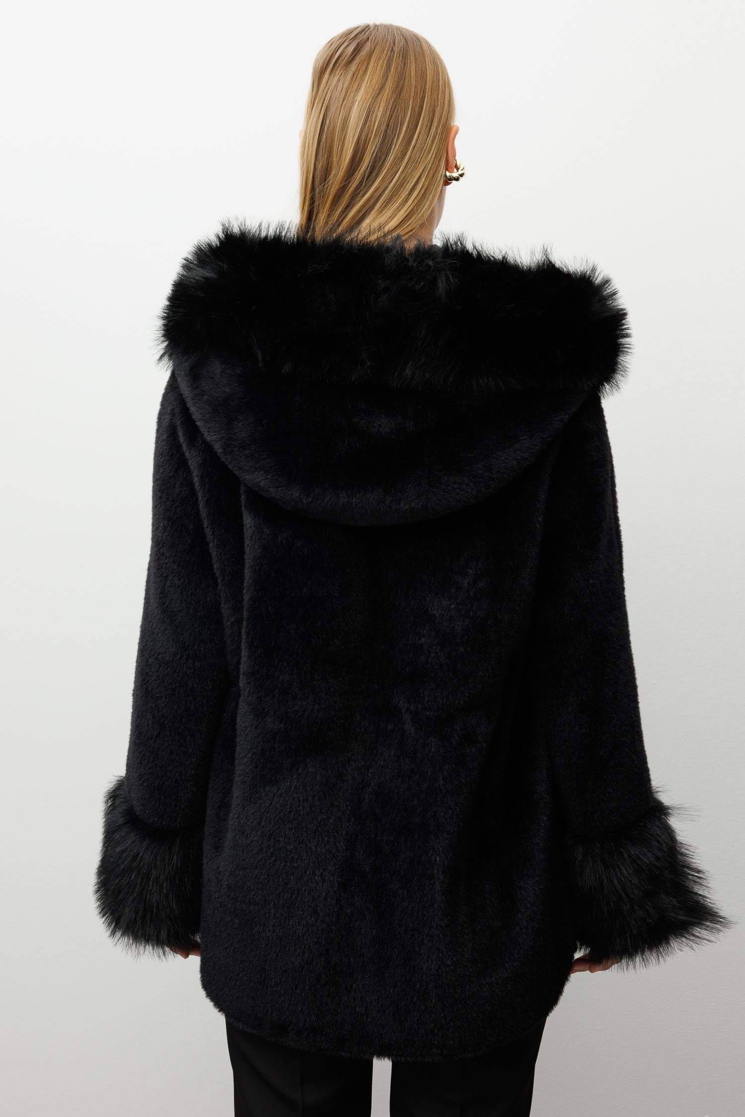 Modailgi  Yaka ve Kol Manşeti Kürklü Fermuarlı Alcantara Kaban Siyah