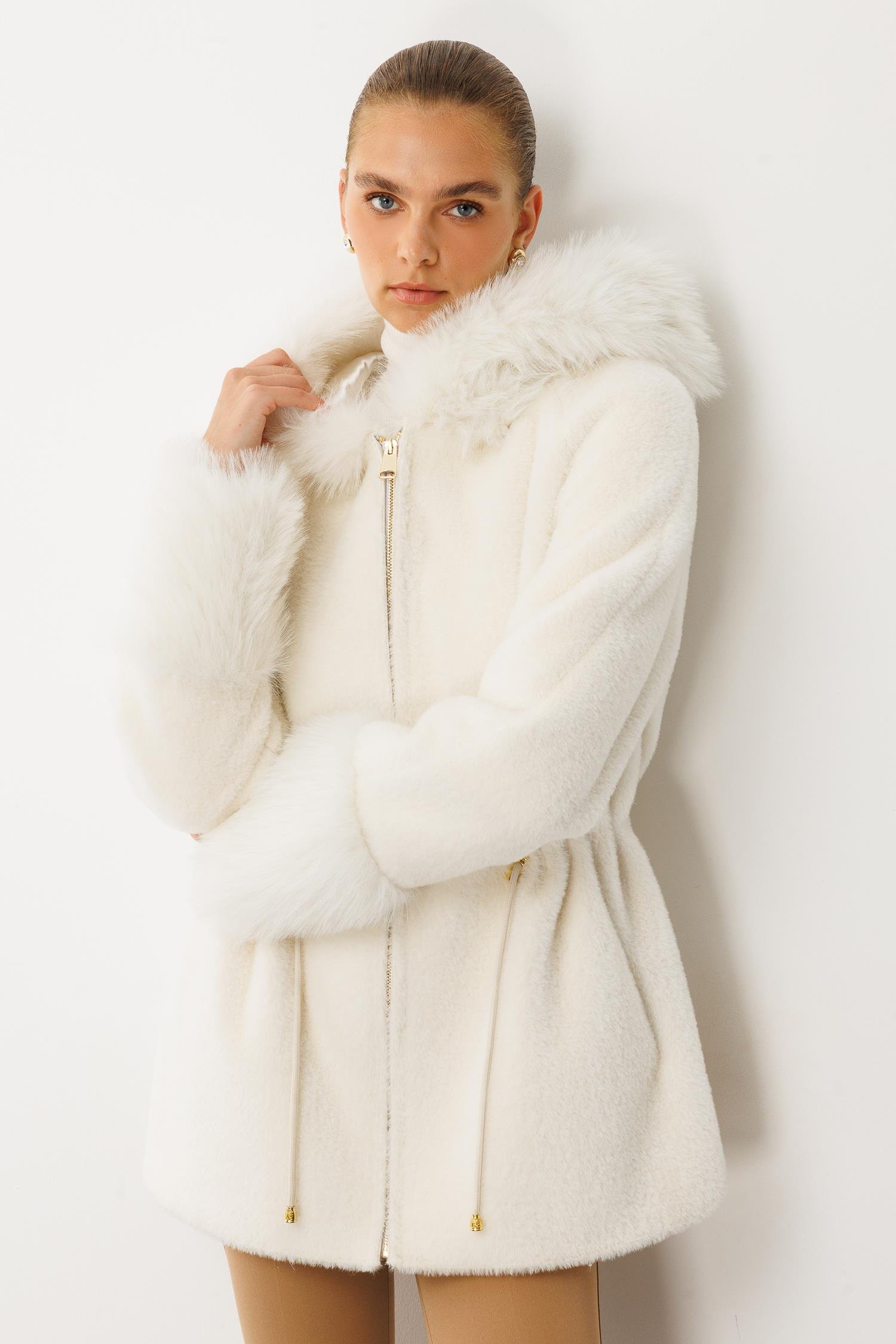 Modailgi  Yaka ve Kol Manşeti Kürklü Fermuarlı Alcantara Kaban Ekru