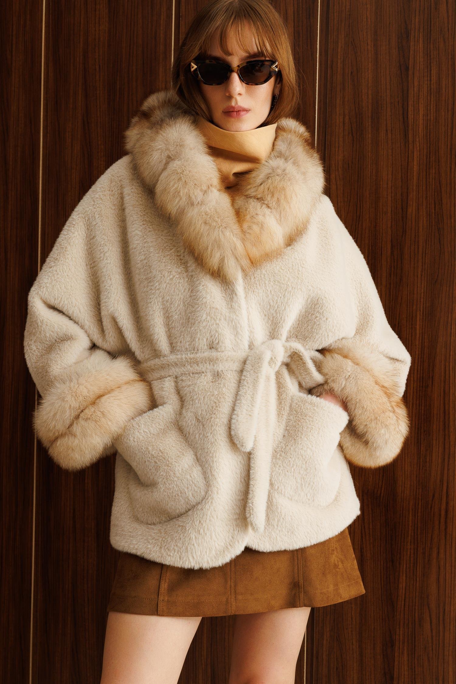 Modailgi  Yaka ve Kol Manşeti Kürklü Kısa Alcantara Kaban Camel