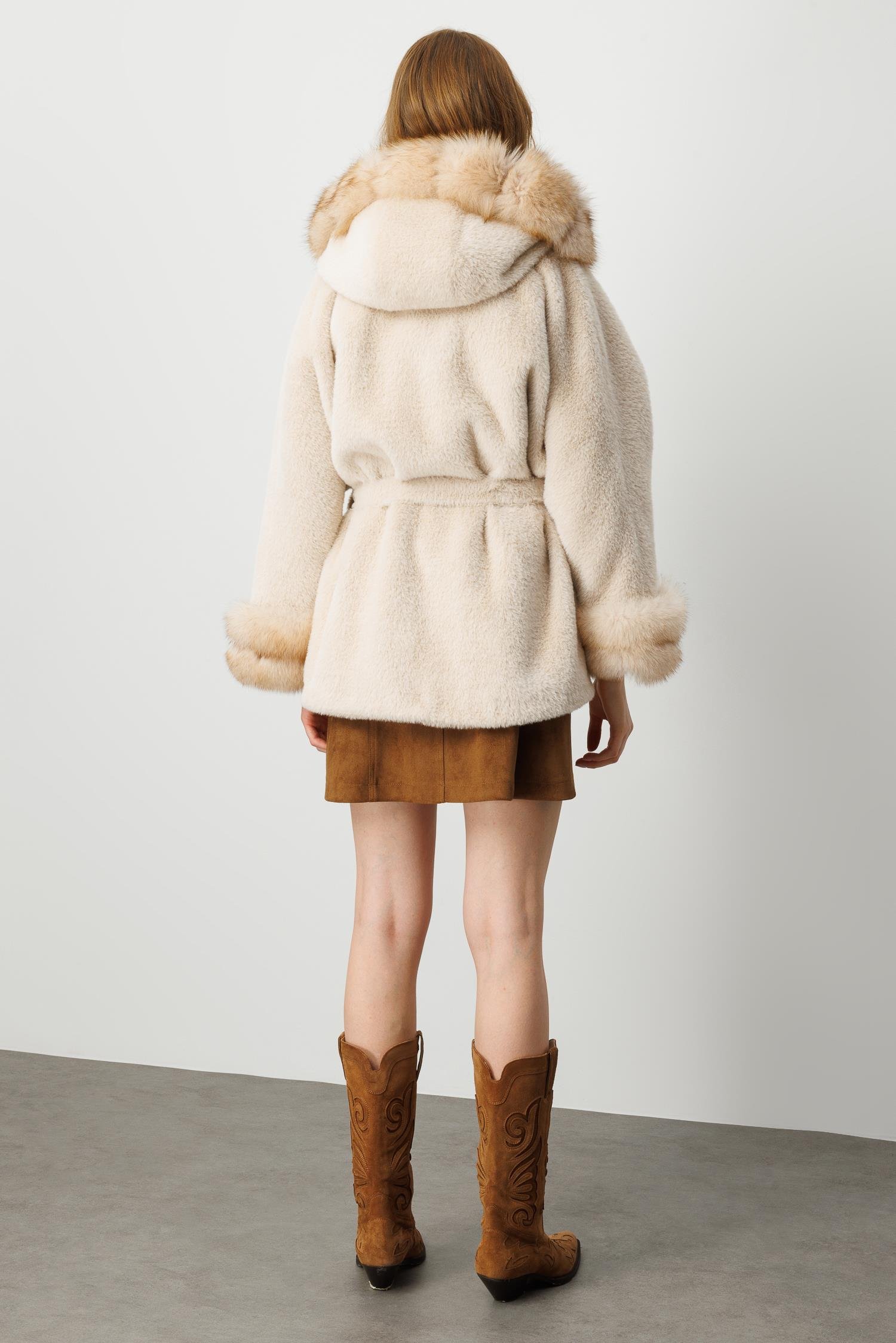 Modailgi  Yaka ve Kol Manşeti Kürklü Kısa Alcantara Kaban Camel