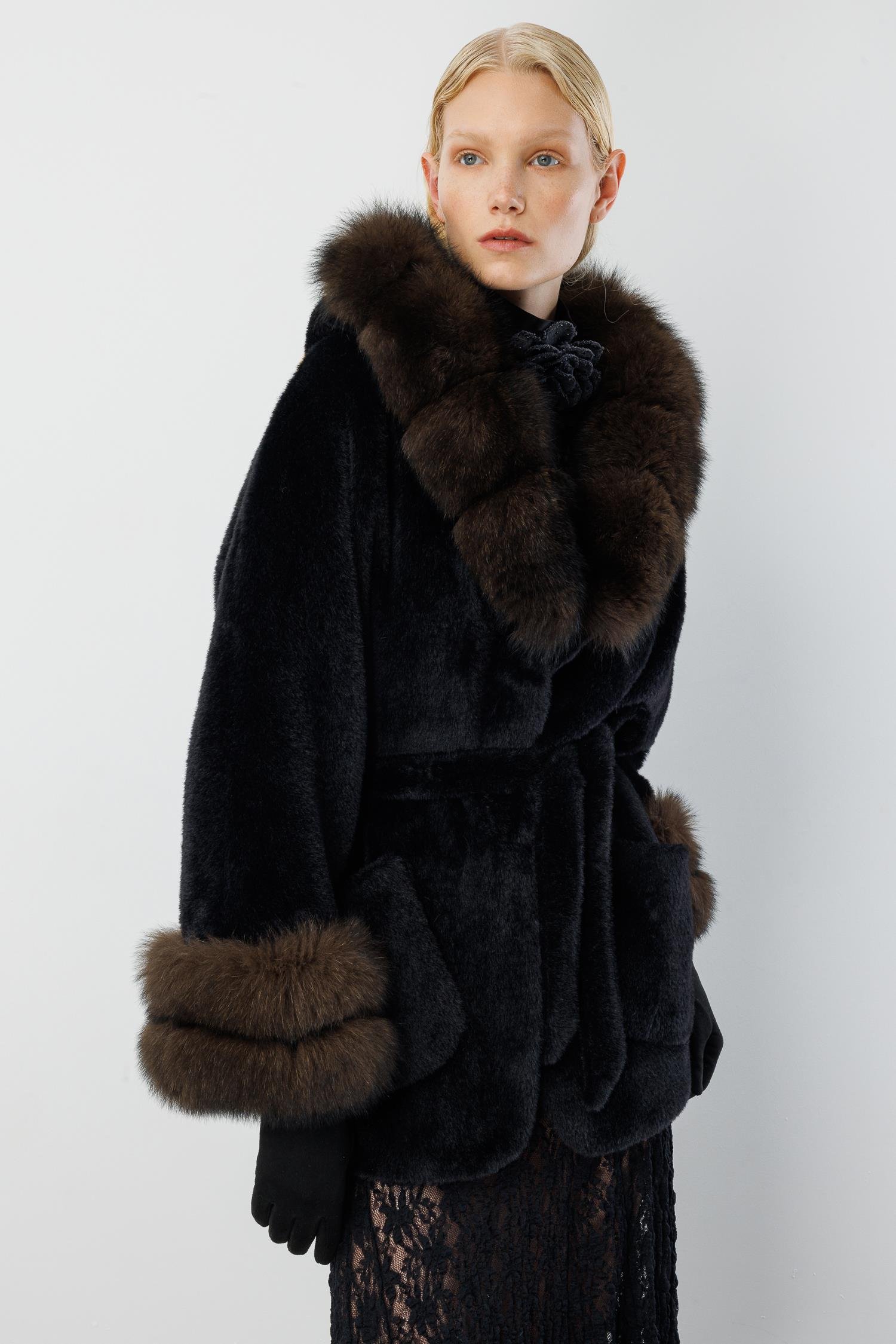 Modailgi  Yaka ve Kol Manşeti Kürklü Kısa Alcantara Kaban Siyah