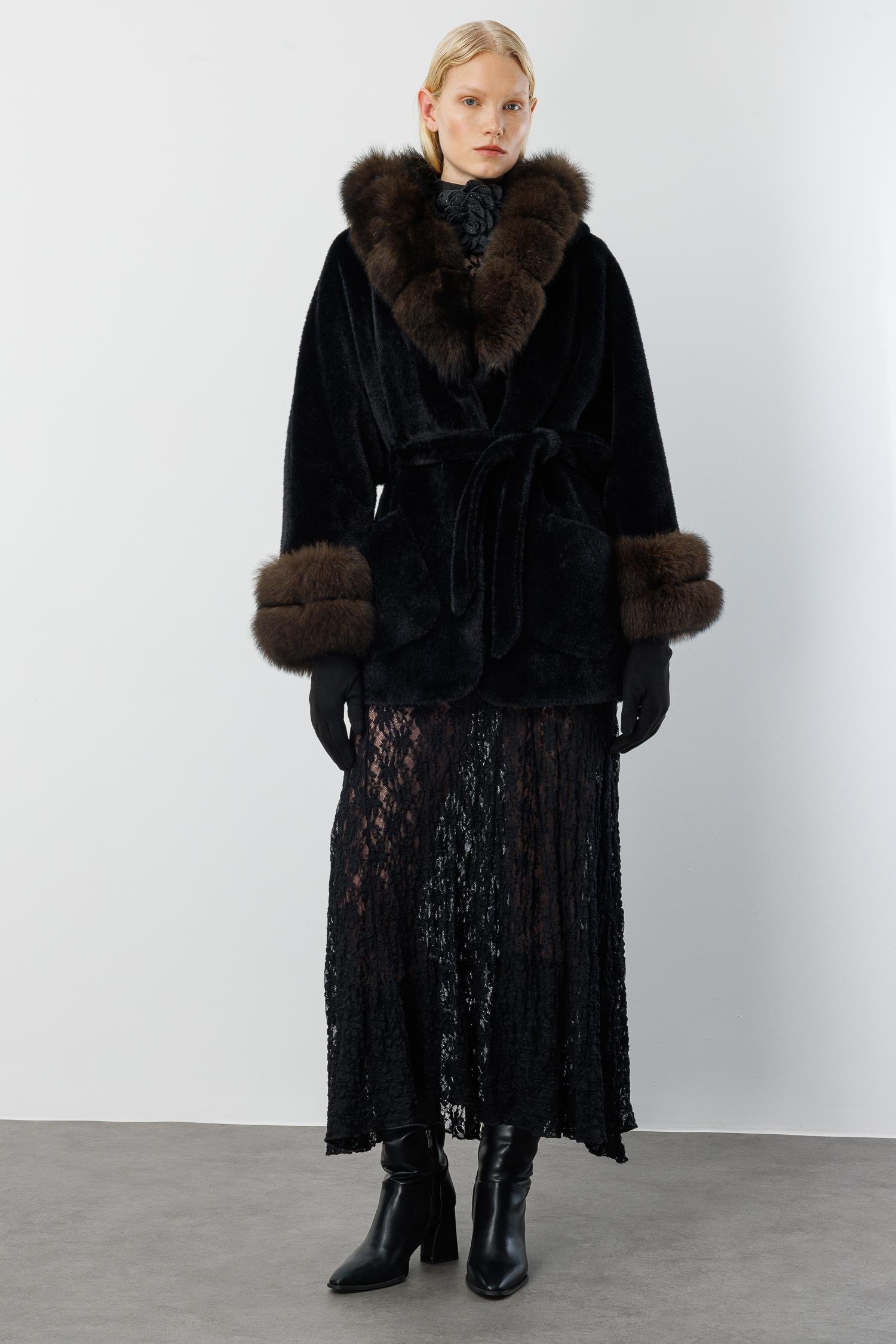 Modailgi  Yaka ve Kol Manşeti Kürklü Kısa Alcantara Kaban Siyah