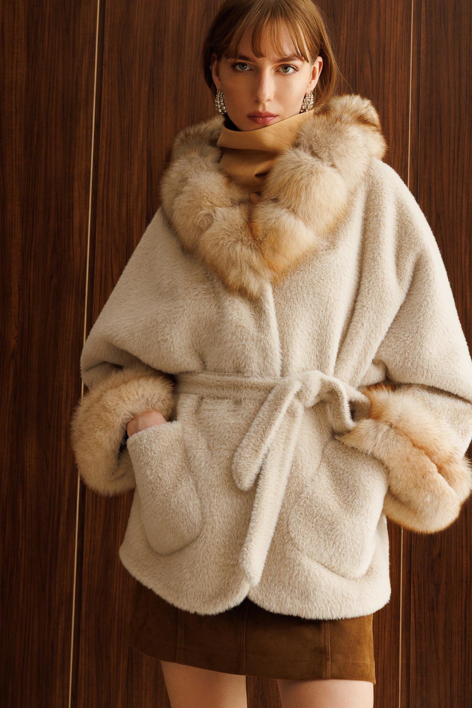 Modailgi  Yaka ve Kol Manşeti Kürklü Kısa Alcantara Kaban Camel