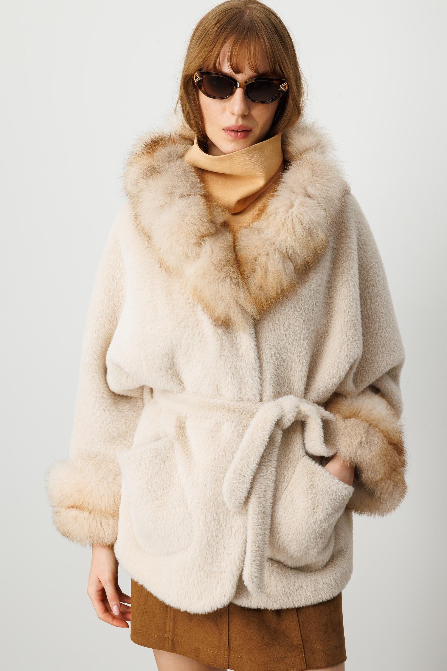 Modailgi  Yaka ve Kol Manşeti Kürklü Kısa Alcantara Kaban Camel