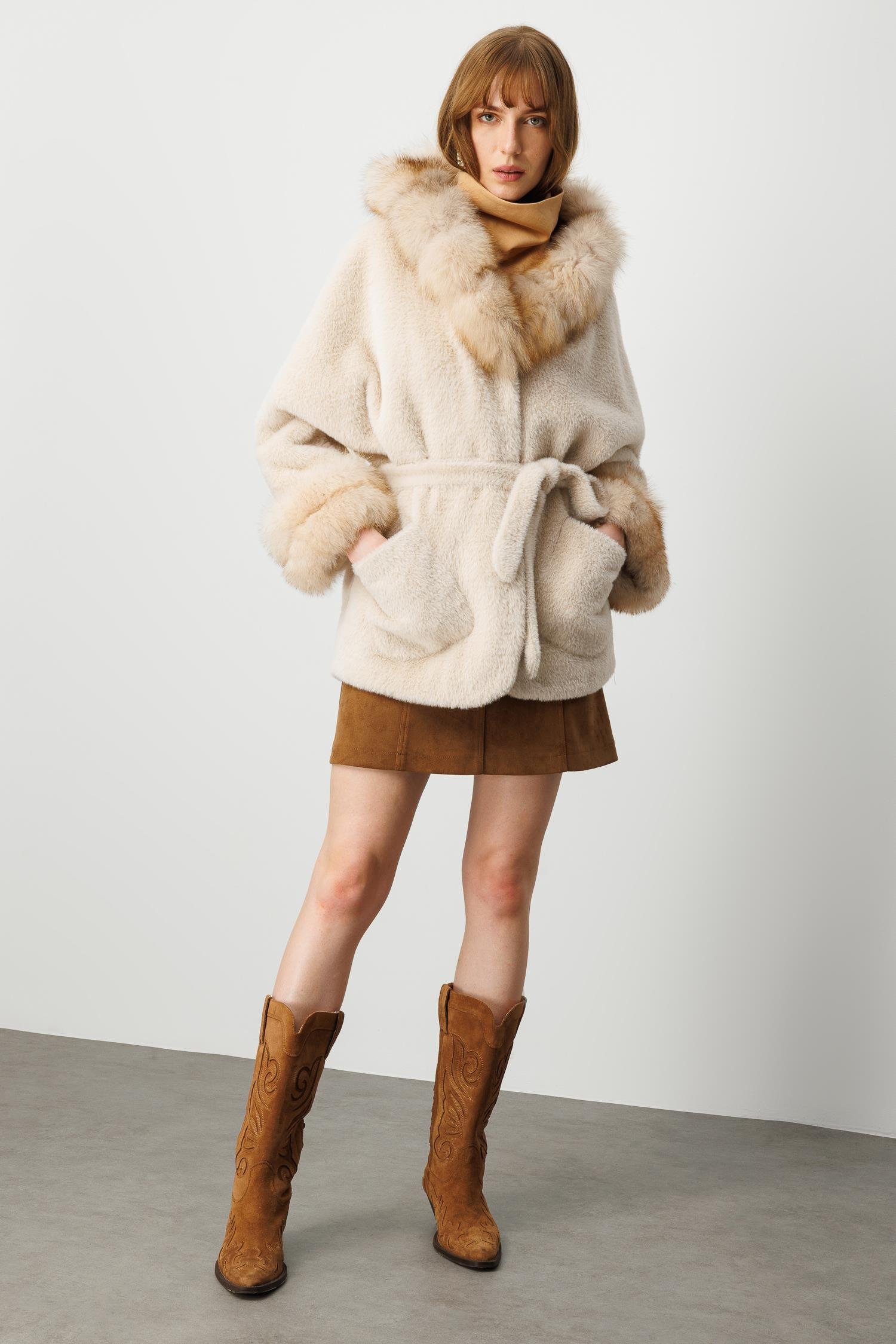 Modailgi  Yaka ve Kol Manşeti Kürklü Kısa Alcantara Kaban Camel