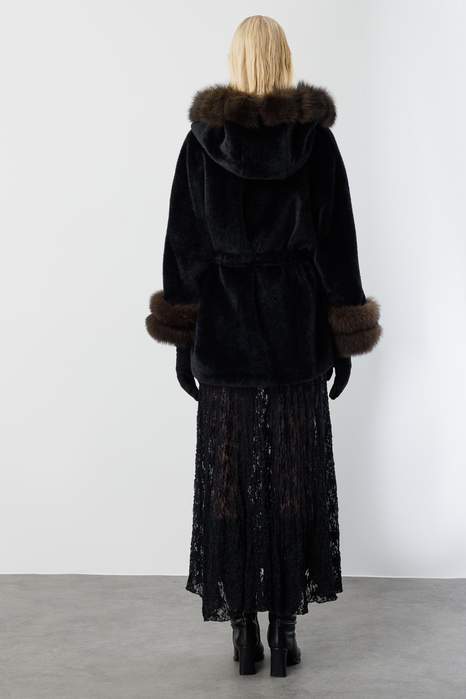 Modailgi  Yaka ve Kol Manşeti Kürklü Kısa Alcantara Kaban Siyah