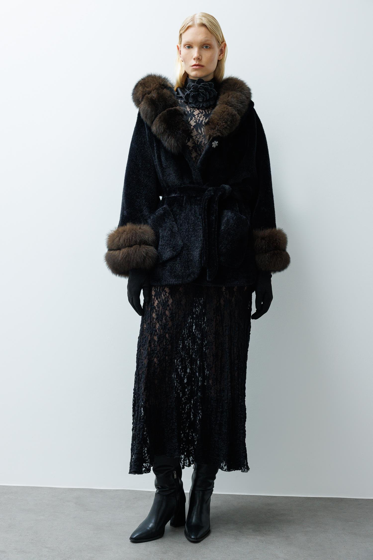 Modailgi  Yaka ve Kol Manşeti Kürklü Kısa Alcantara Kaban Siyah