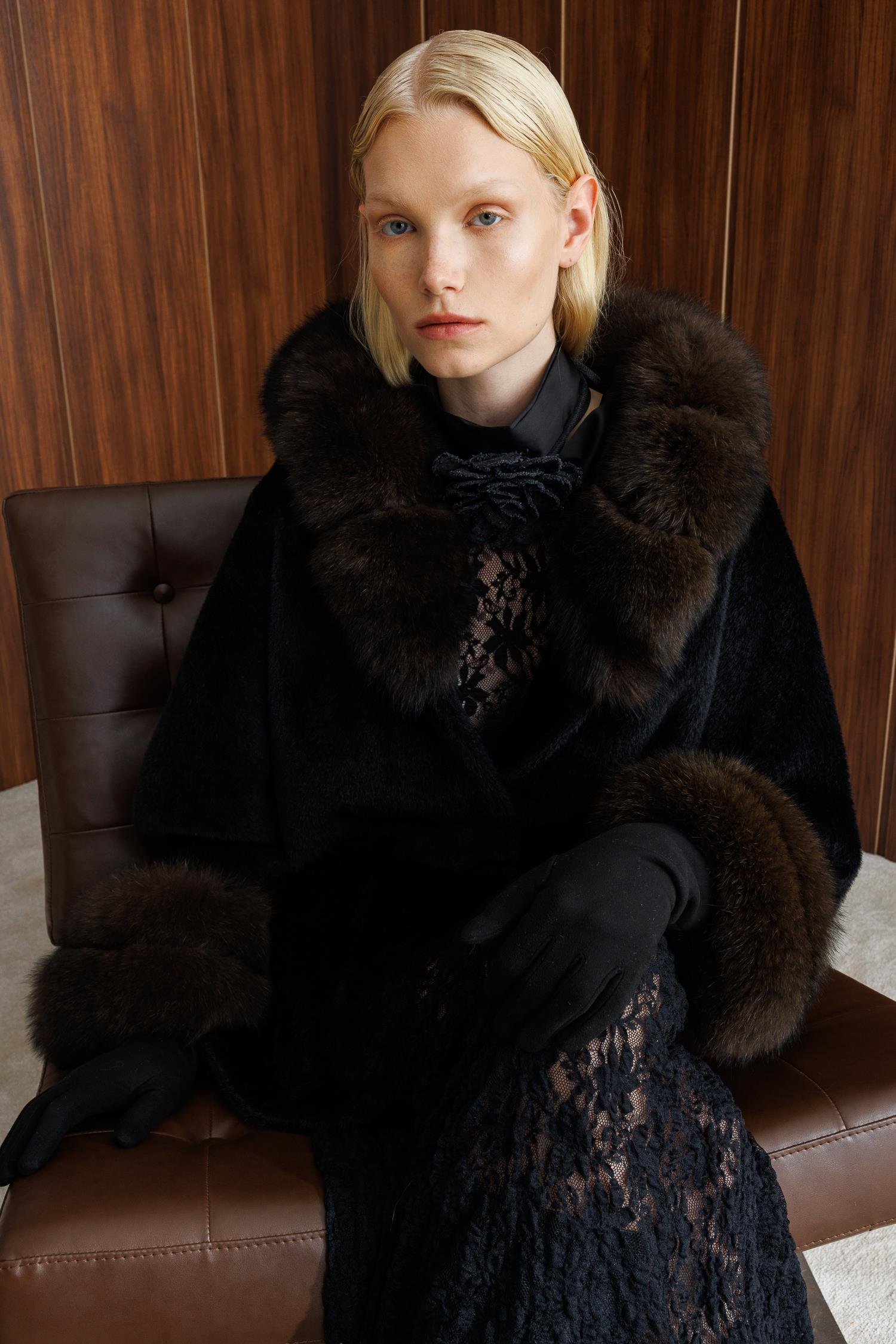 Modailgi  Yaka ve Kol Manşeti Kürklü Kısa Alcantara Kaban Siyah