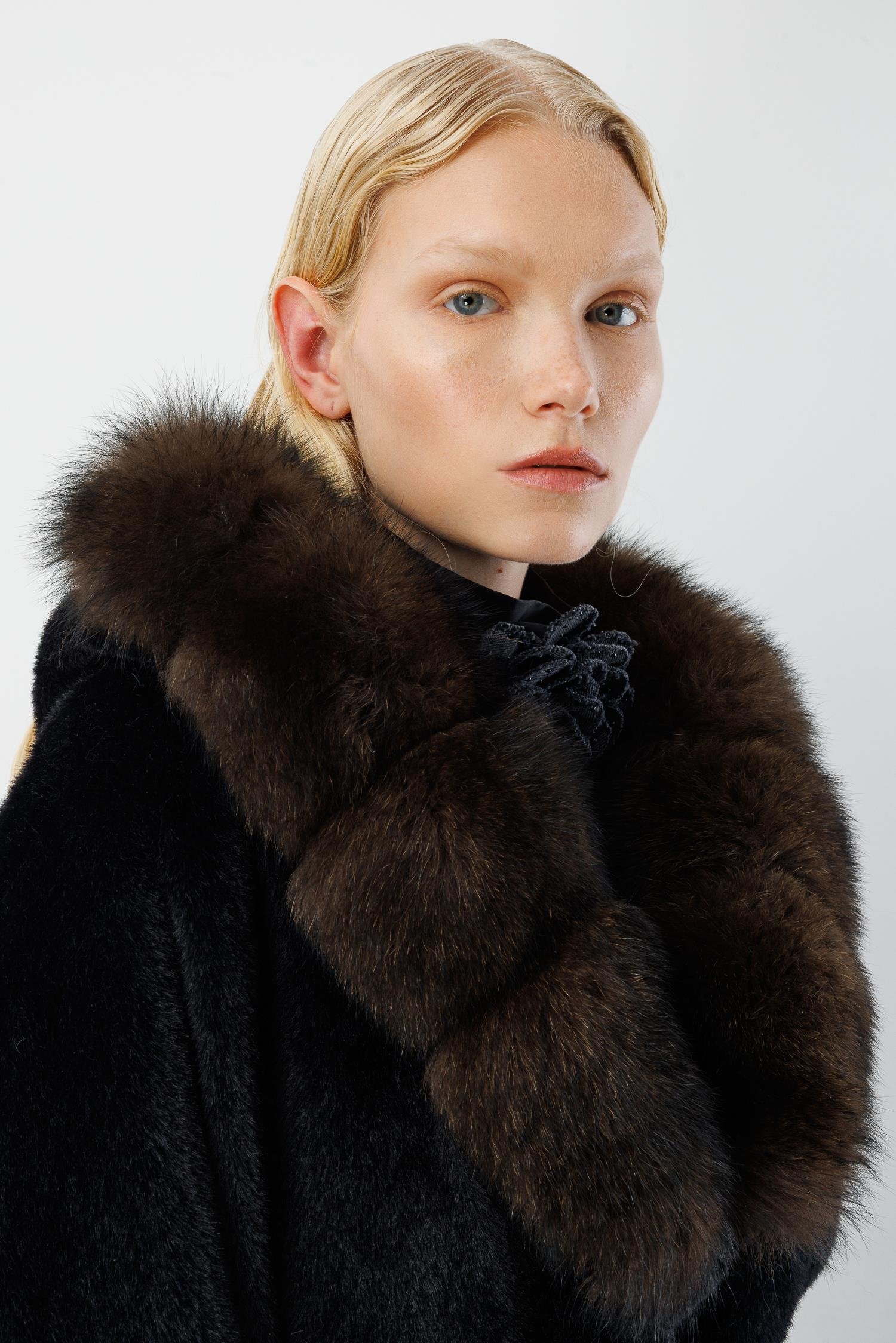 Modailgi  Yaka ve Kol Manşeti Kürklü Kısa Alcantara Kaban Siyah