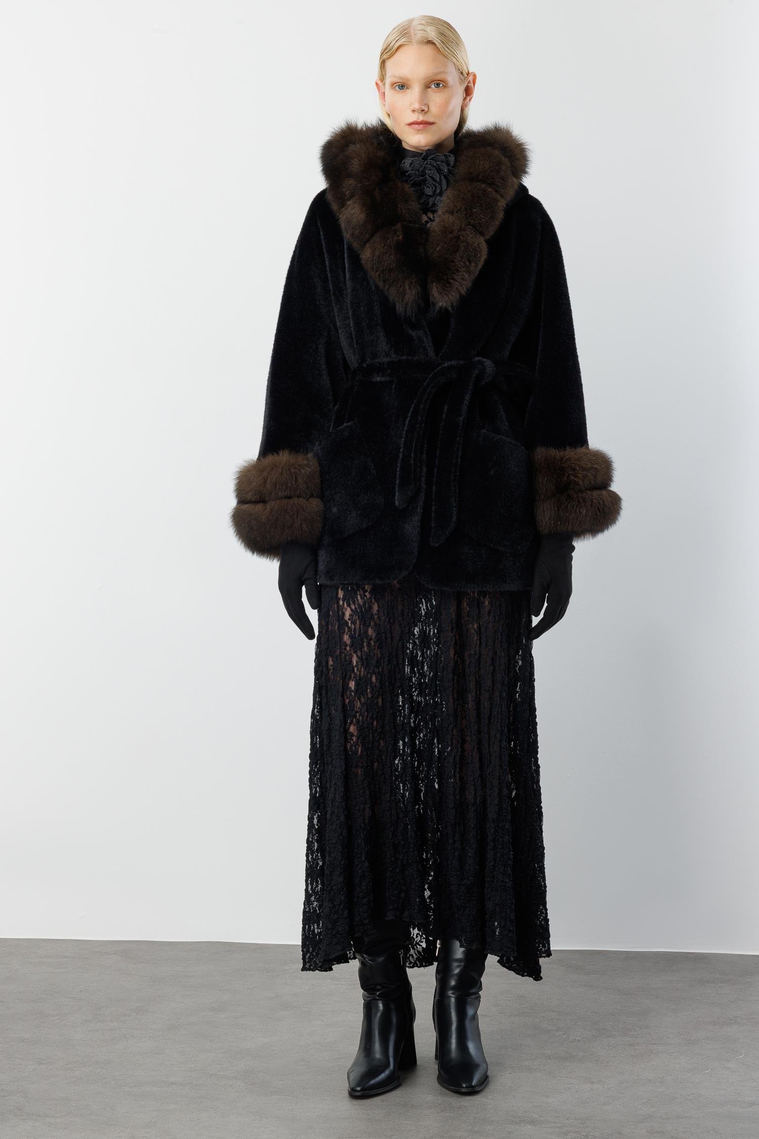 Modailgi  Yaka ve Kol Manşeti Kürklü Kısa Alcantara Kaban Siyah