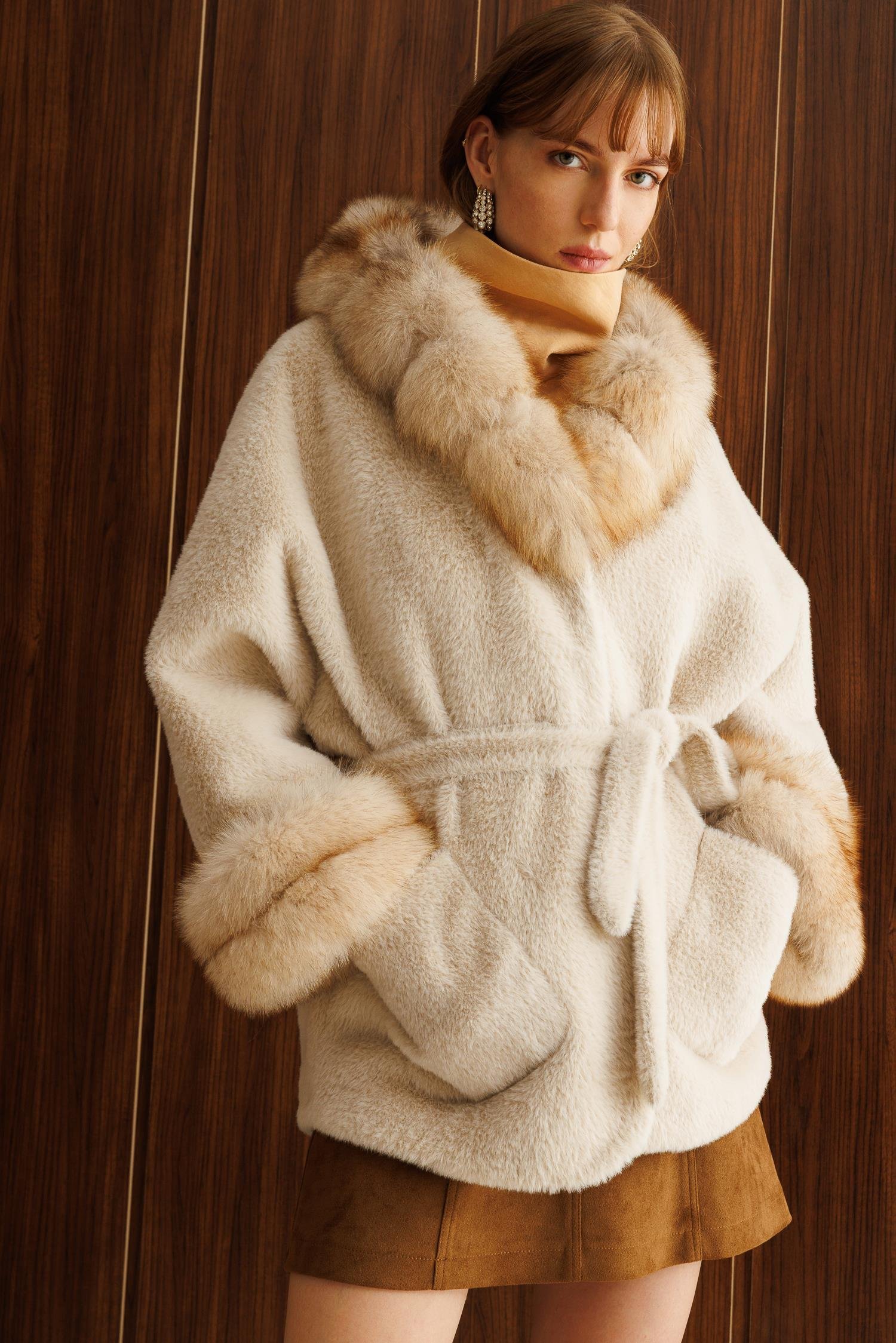 Modailgi  Yaka ve Kol Manşeti Kürklü Kısa Alcantara Kaban Camel