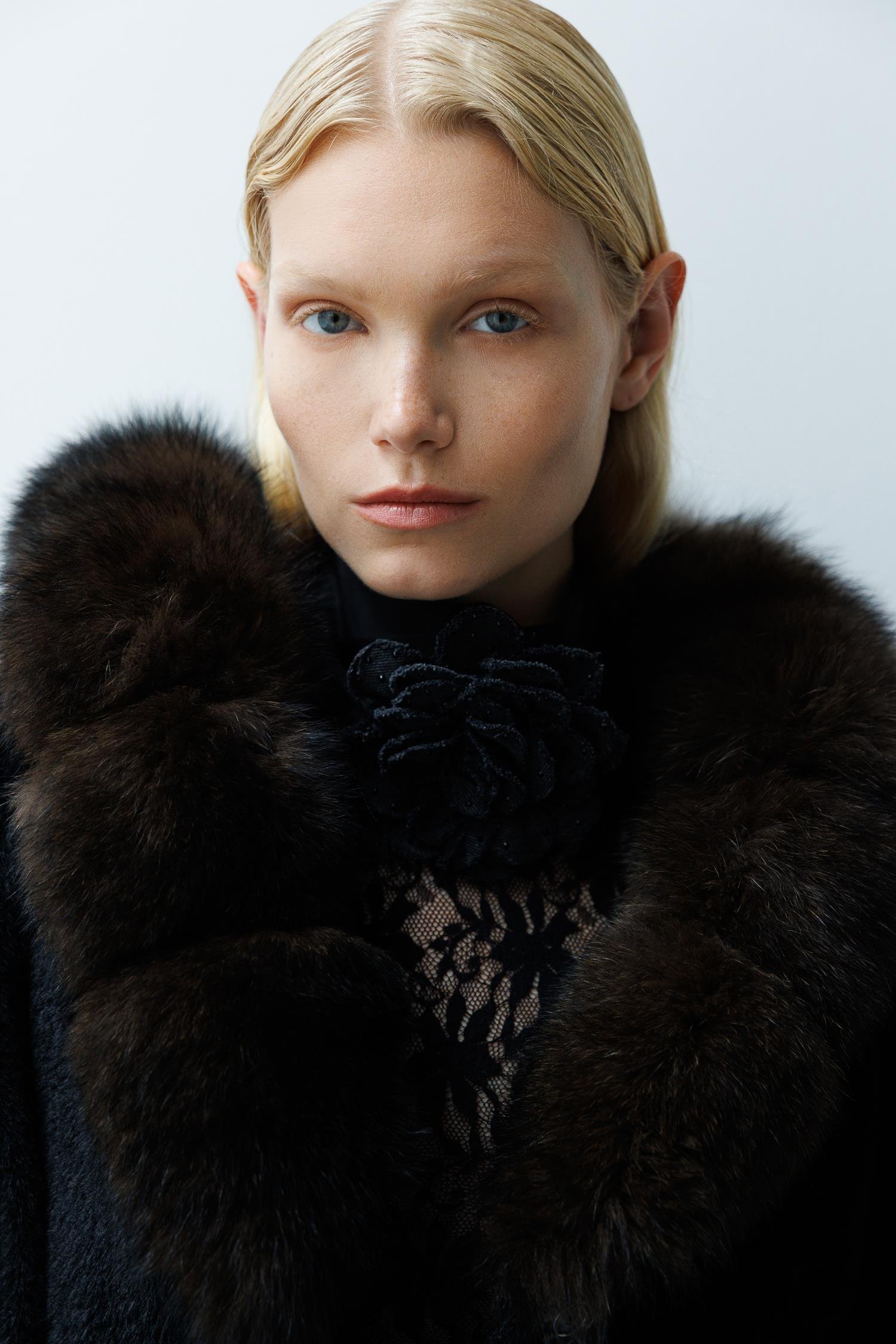 Modailgi  Yaka ve Kol Manşeti Kürklü Kısa Alcantara Kaban Siyah