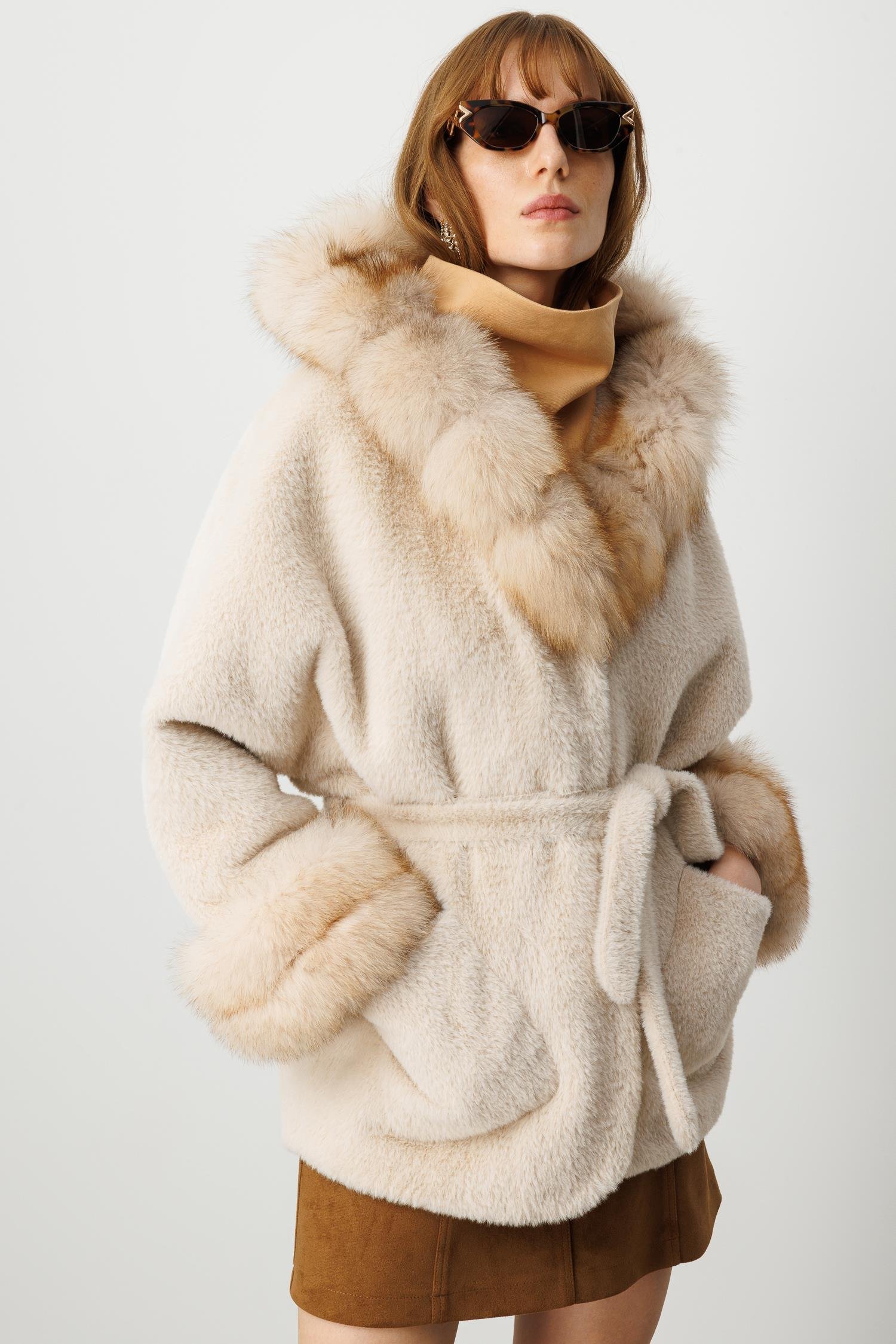 Modailgi  Yaka ve Kol Manşeti Kürklü Kısa Alcantara Kaban Camel