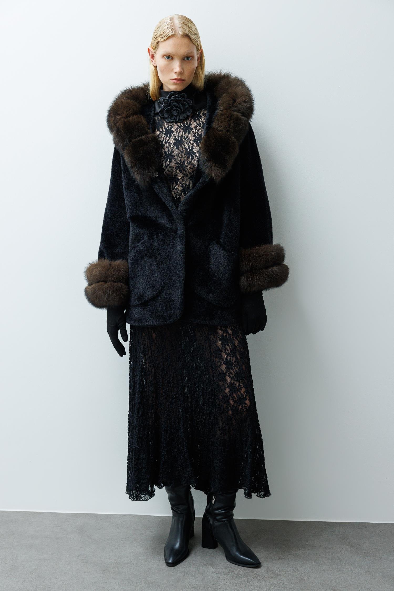 Modailgi  Yaka ve Kol Manşeti Kürklü Kısa Alcantara Kaban Siyah