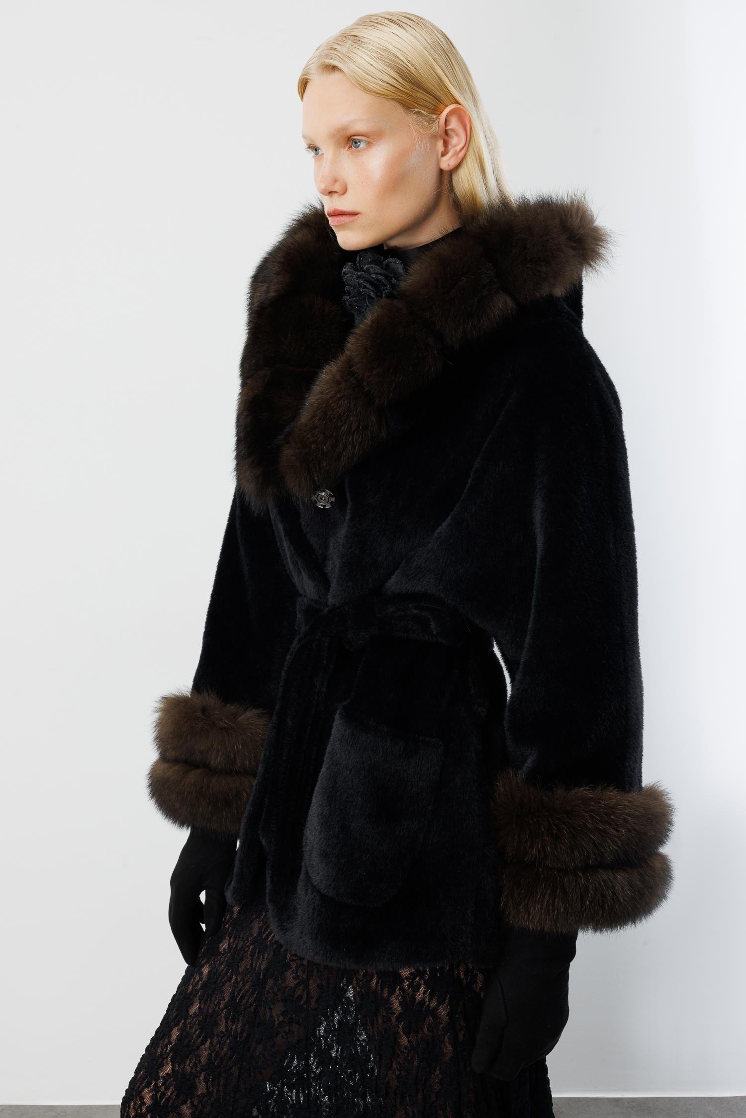 Modailgi  Yaka ve Kol Manşeti Kürklü Kısa Alcantara Kaban Siyah