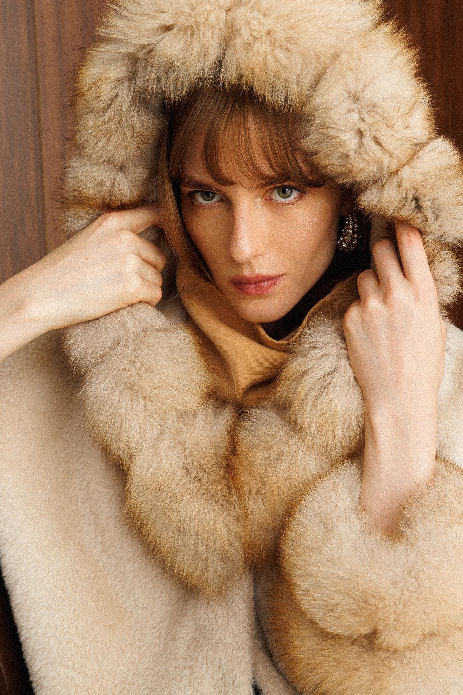 Modailgi  Yaka ve Kol Manşeti Kürklü Kısa Alcantara Kaban Camel