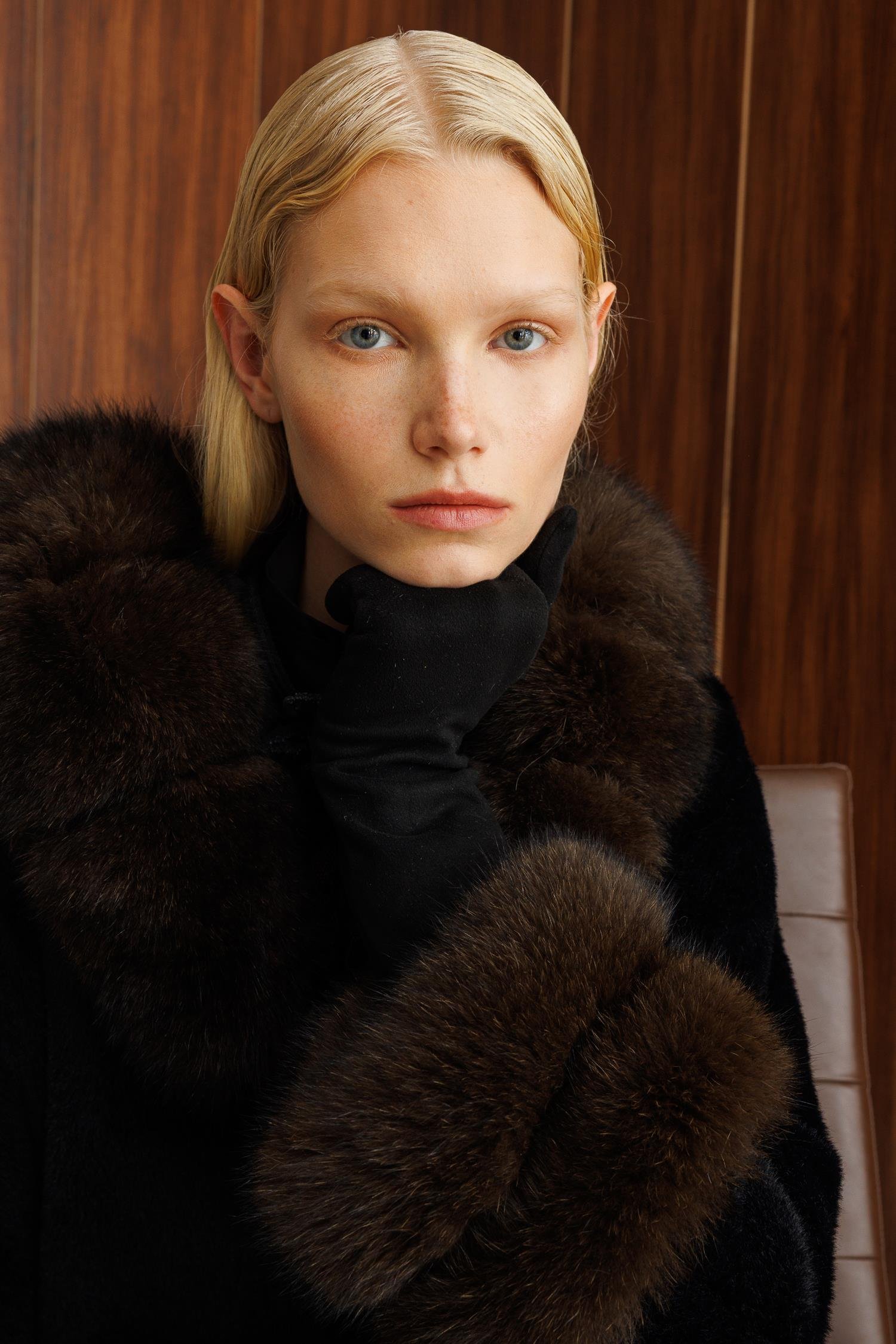 Modailgi  Yaka ve Kol Manşeti Kürklü Kısa Alcantara Kaban Siyah