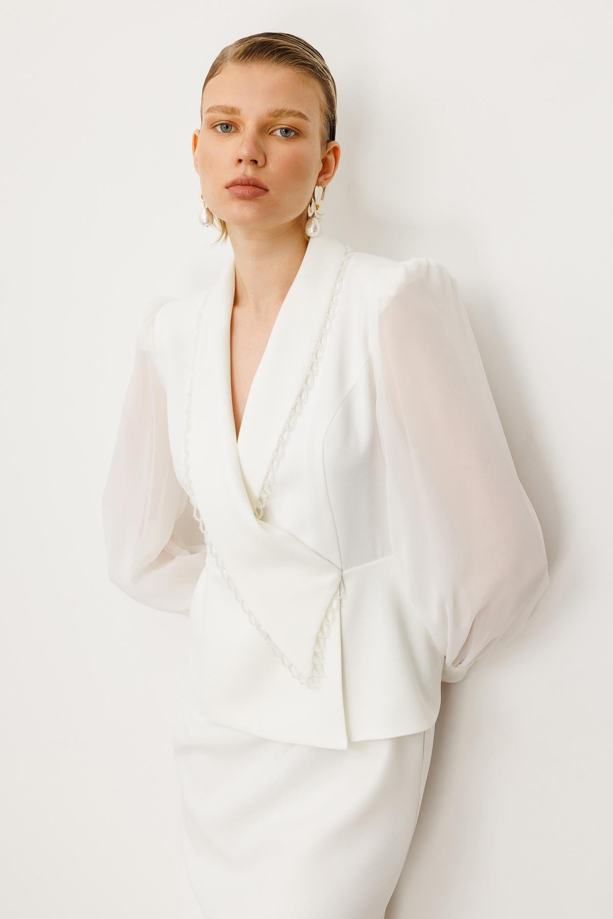 Modailgi  Yakası Aksesuar İşlemeli Kolları Şifon Kruvaze Elbise Ekru