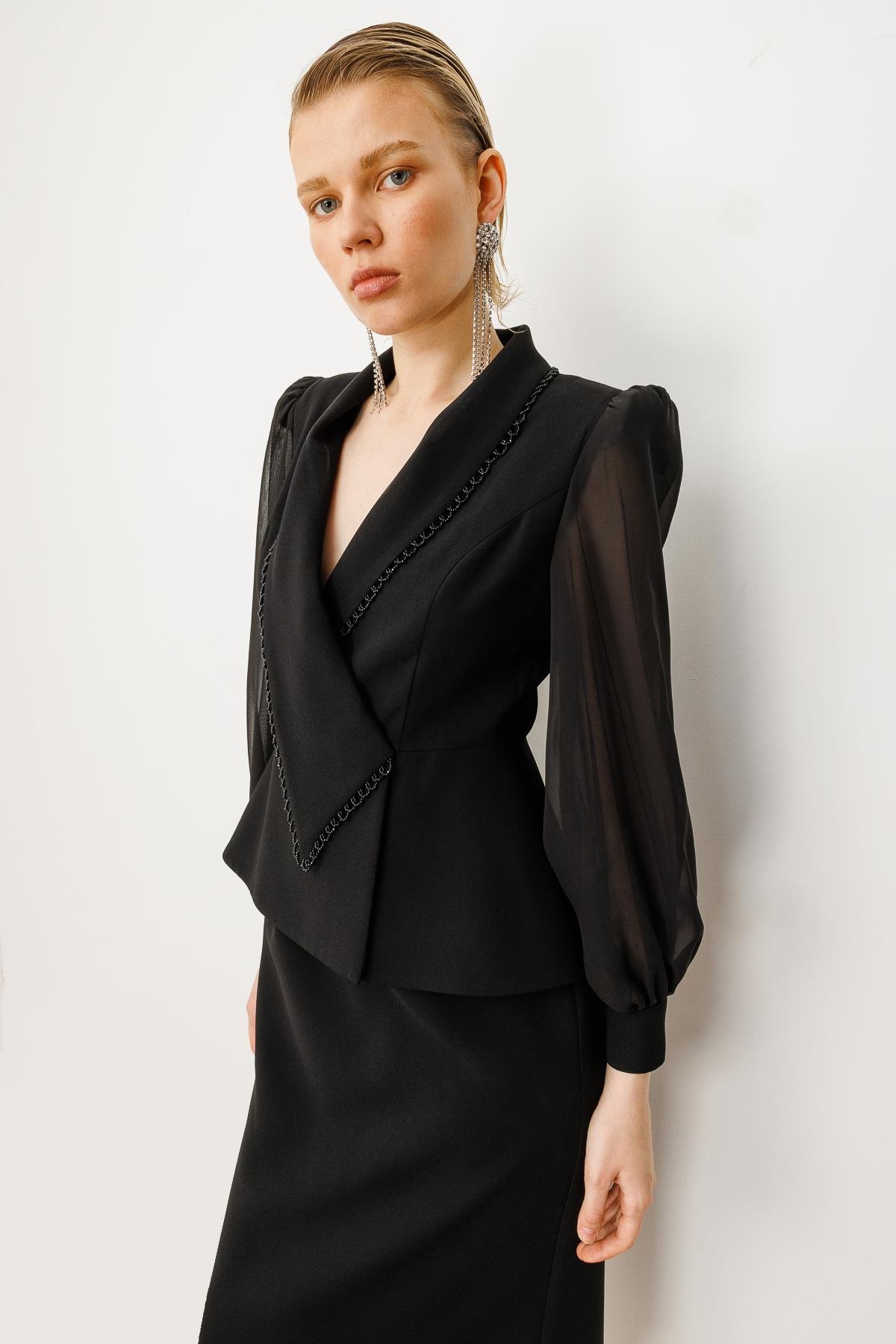 Modailgi  Yakası Aksesuar İşlemeli Kolları Şifon Kruvaze Elbise Siyah