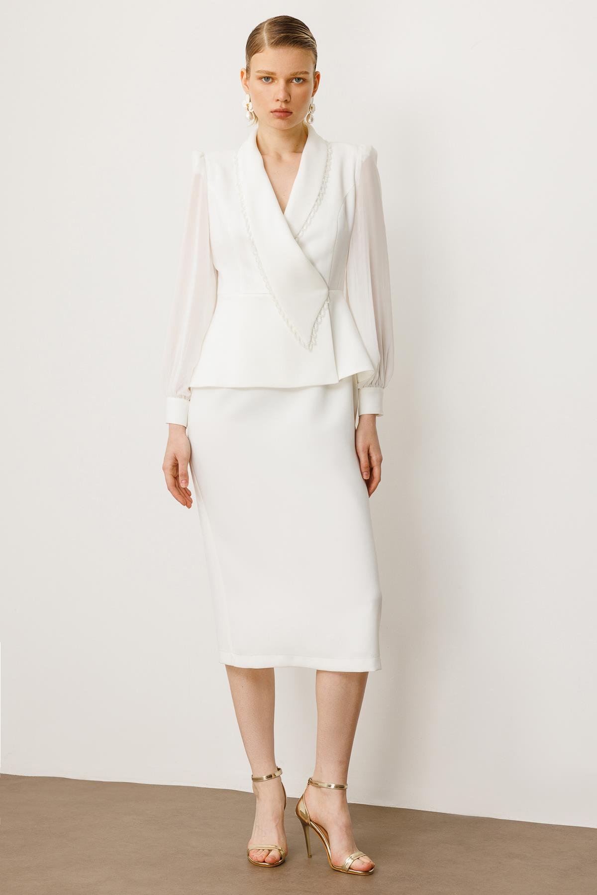 Modailgi  Yakası Aksesuar İşlemeli Kolları Şifon Kruvaze Elbise Ekru