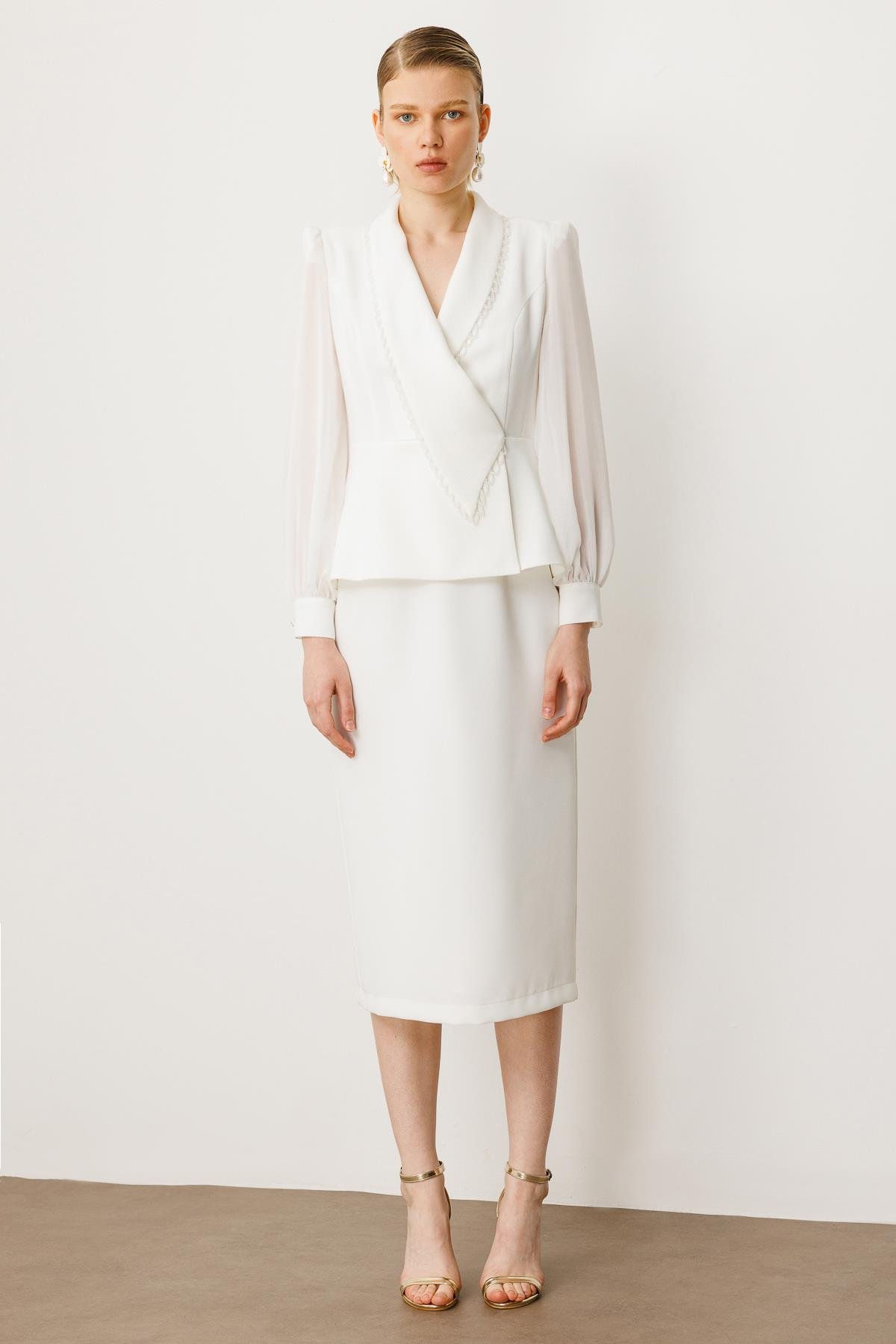 Modailgi  Yakası Aksesuar İşlemeli Kolları Şifon Kruvaze Elbise Ekru