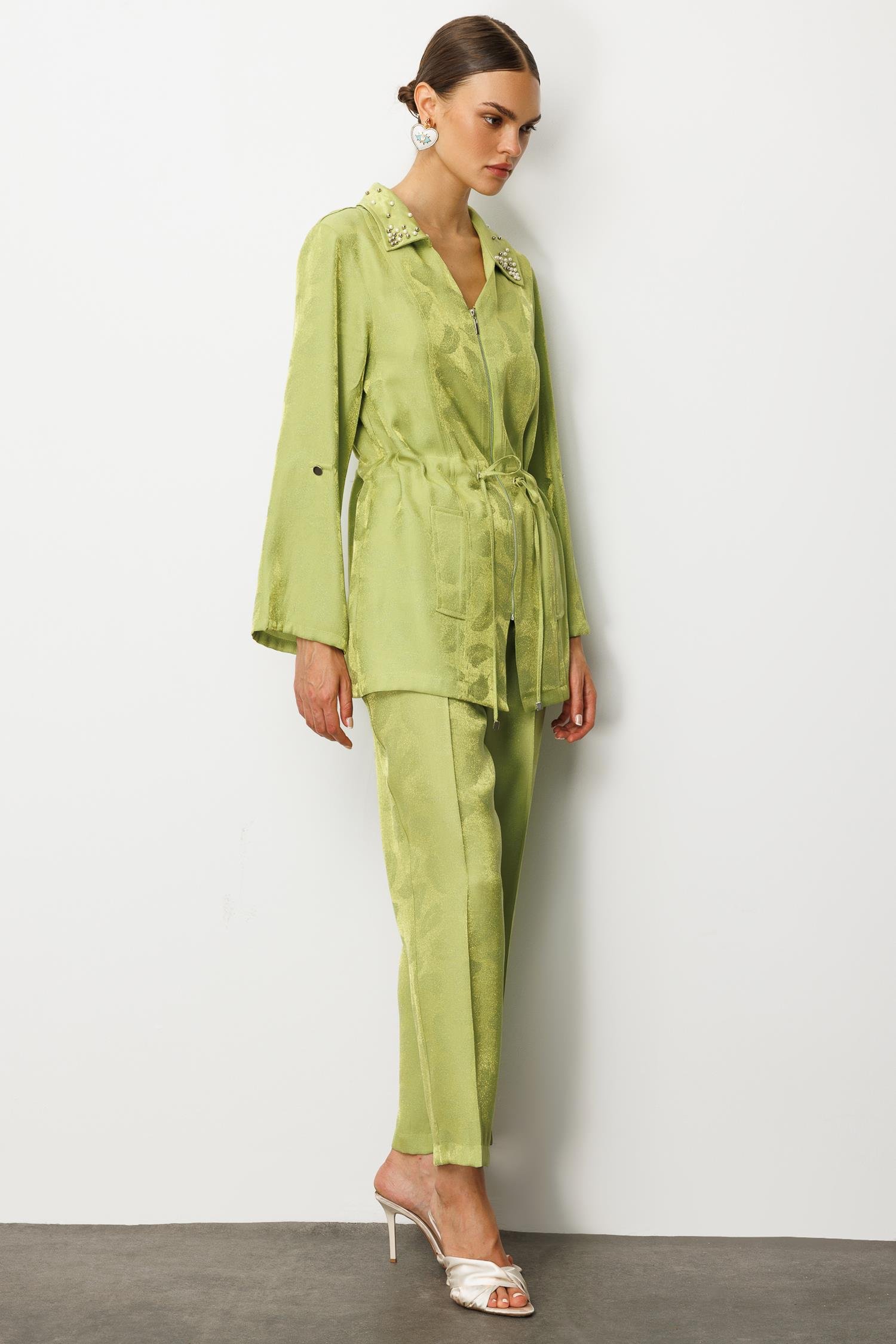 Modailgi  Yakası Akseuar Detaylı Safari Kol Fermuar Kapamalı Tünel Bağlamalı Ara Boy Tunik Yeşil