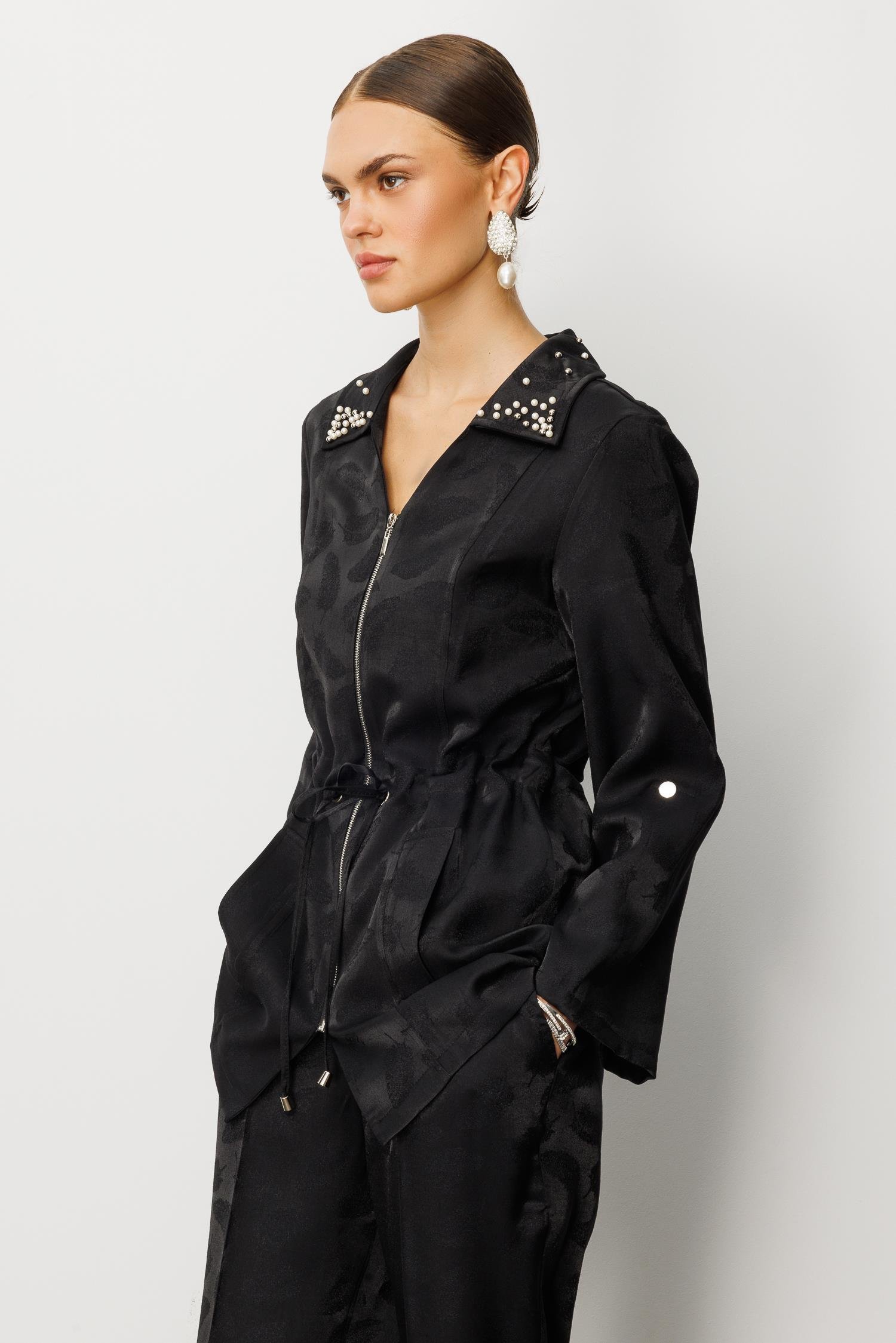 Modailgi  Yakası Akseuar Detaylı Safari Kol Fermuar Kapamalı Tünel Bağlamalı Ara Boy Tunik Siyah