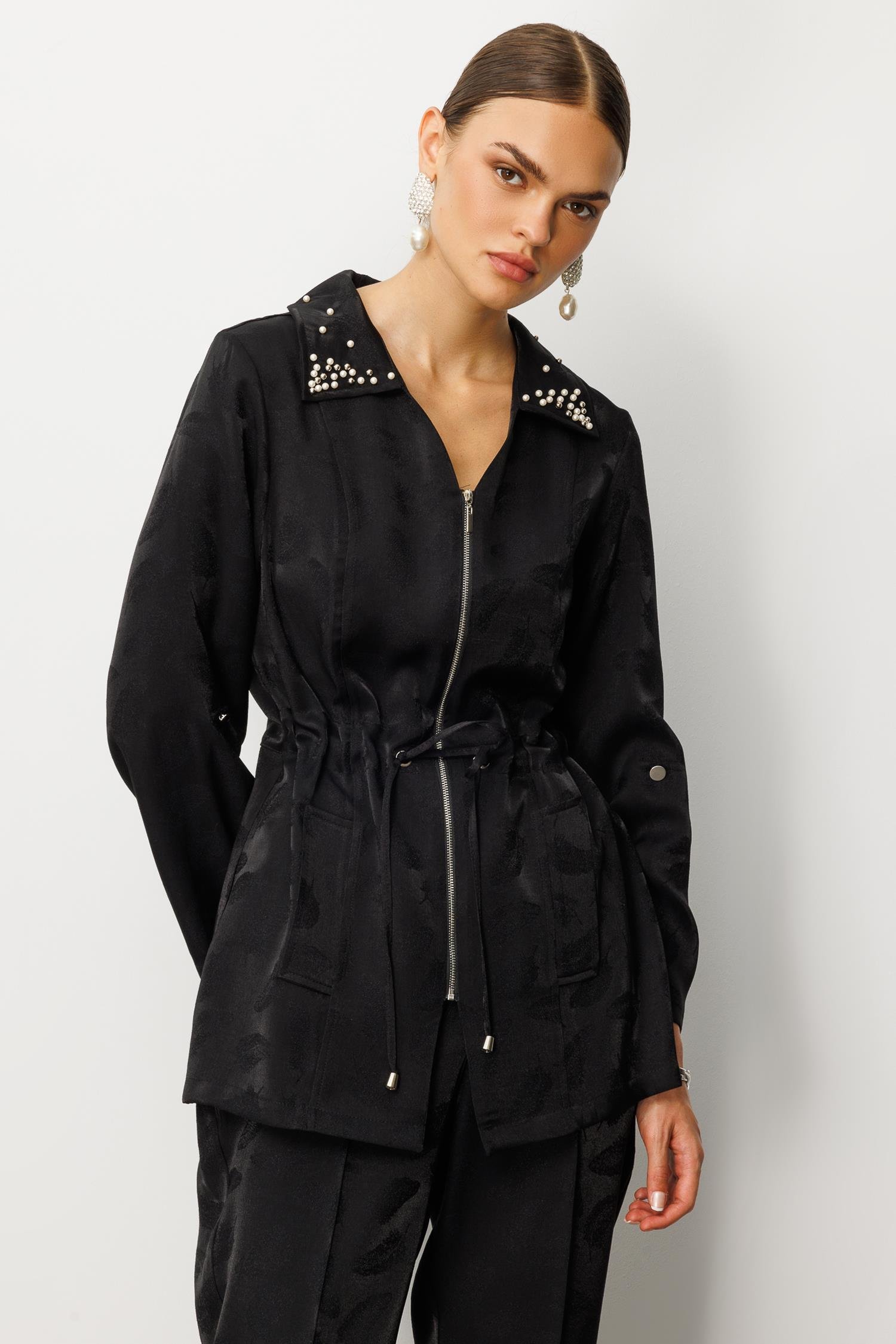 Modailgi  Yakası Akseuar Detaylı Safari Kol Fermuar Kapamalı Tünel Bağlamalı Ara Boy Tunik Siyah