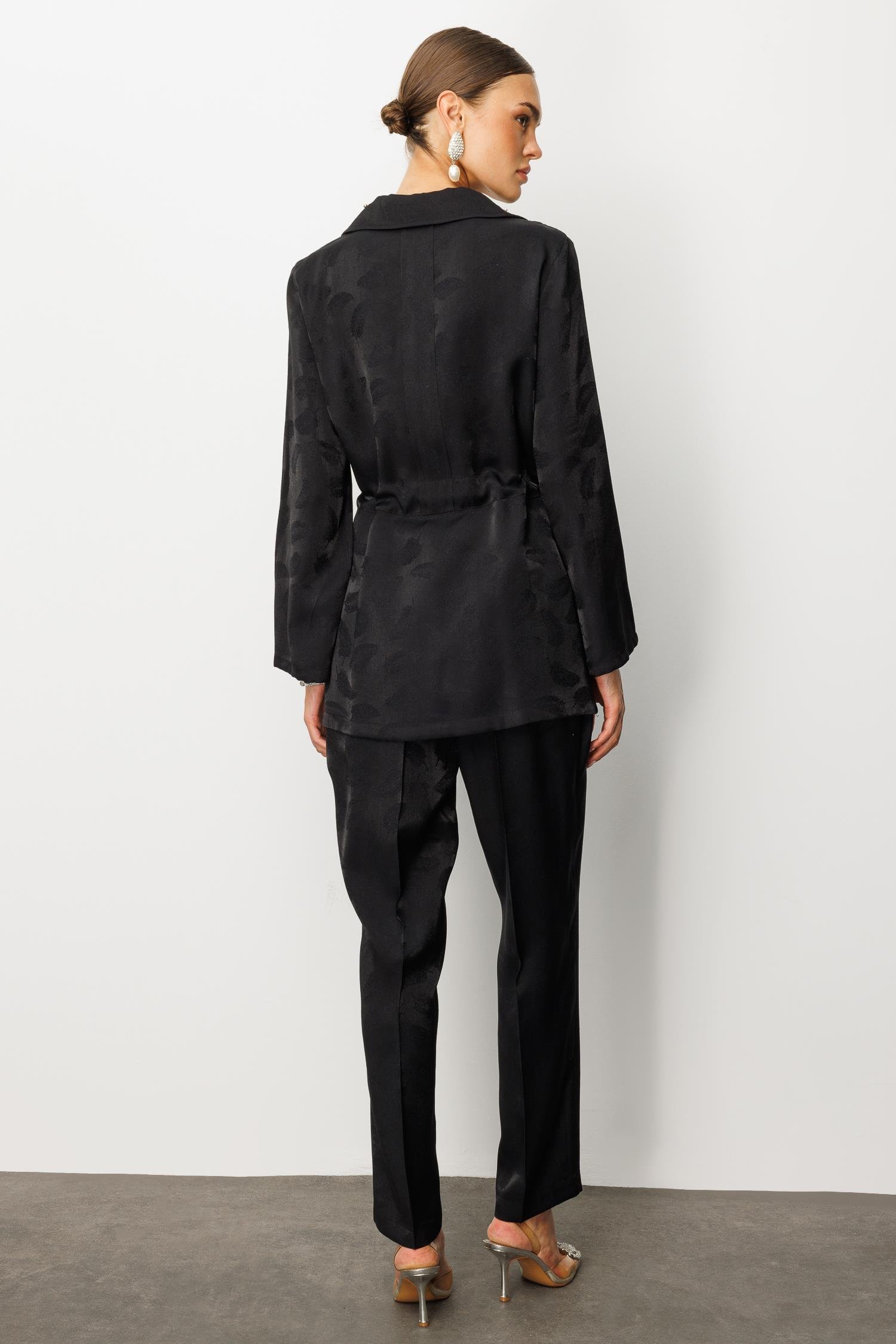 Modailgi  Yakası Akseuar Detaylı Safari Kol Fermuar Kapamalı Tünel Bağlamalı Ara Boy Tunik Siyah