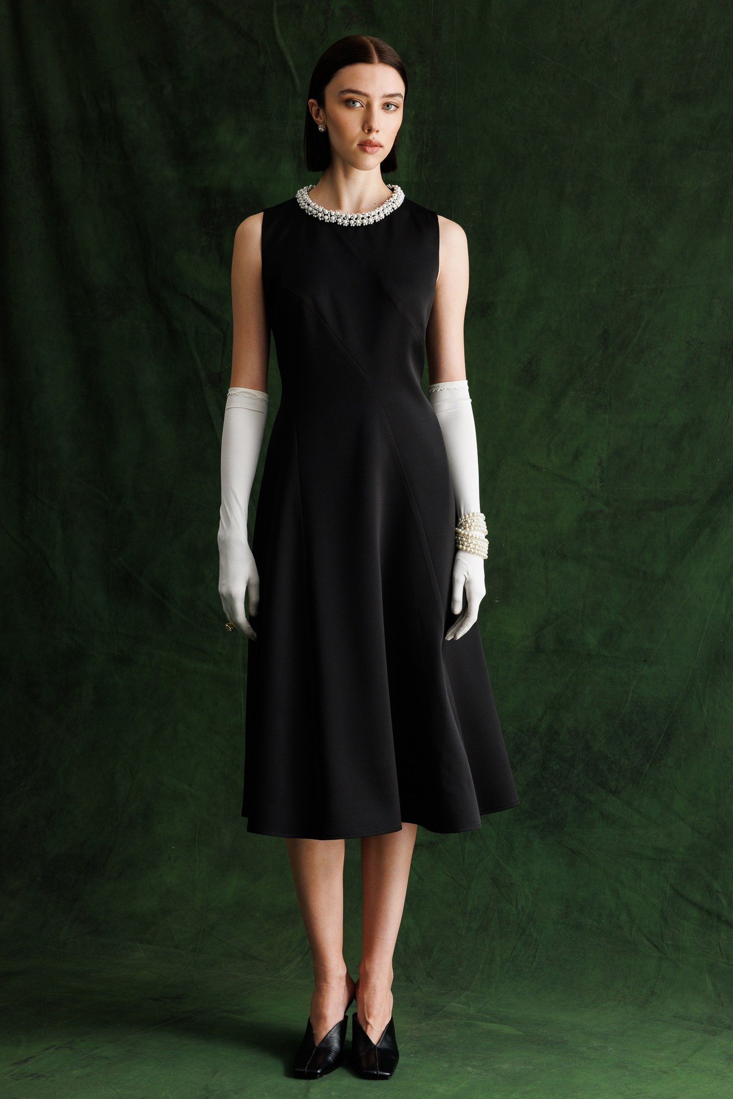 Modailgi  Yakası İnci Aksesuarlı Kolsuz Saten Elbise Siyah